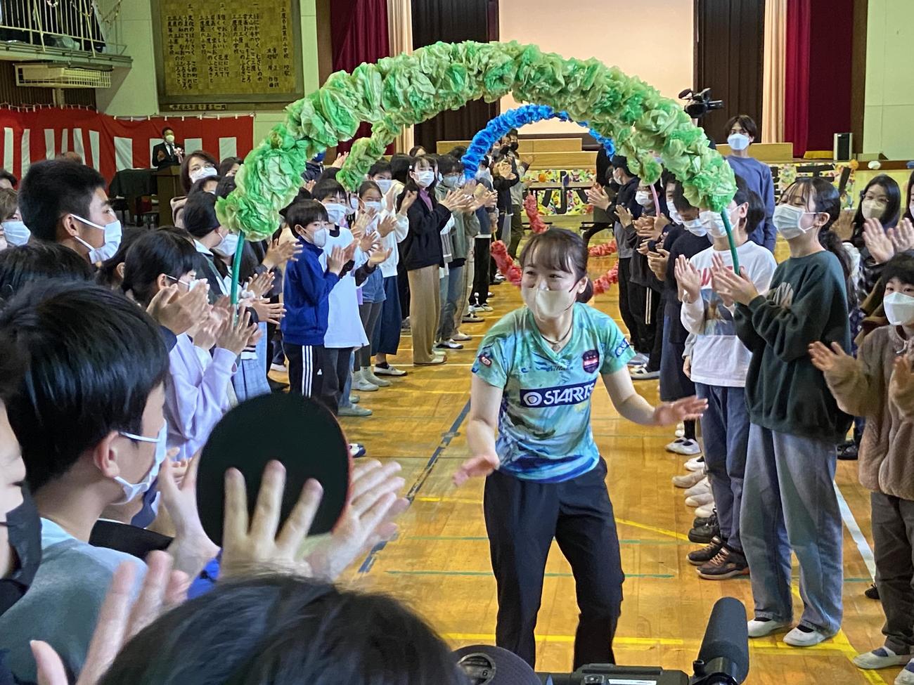 東京・三鷹第六小学校の6年生と交流し、見送られる伊藤（撮影・松本航）