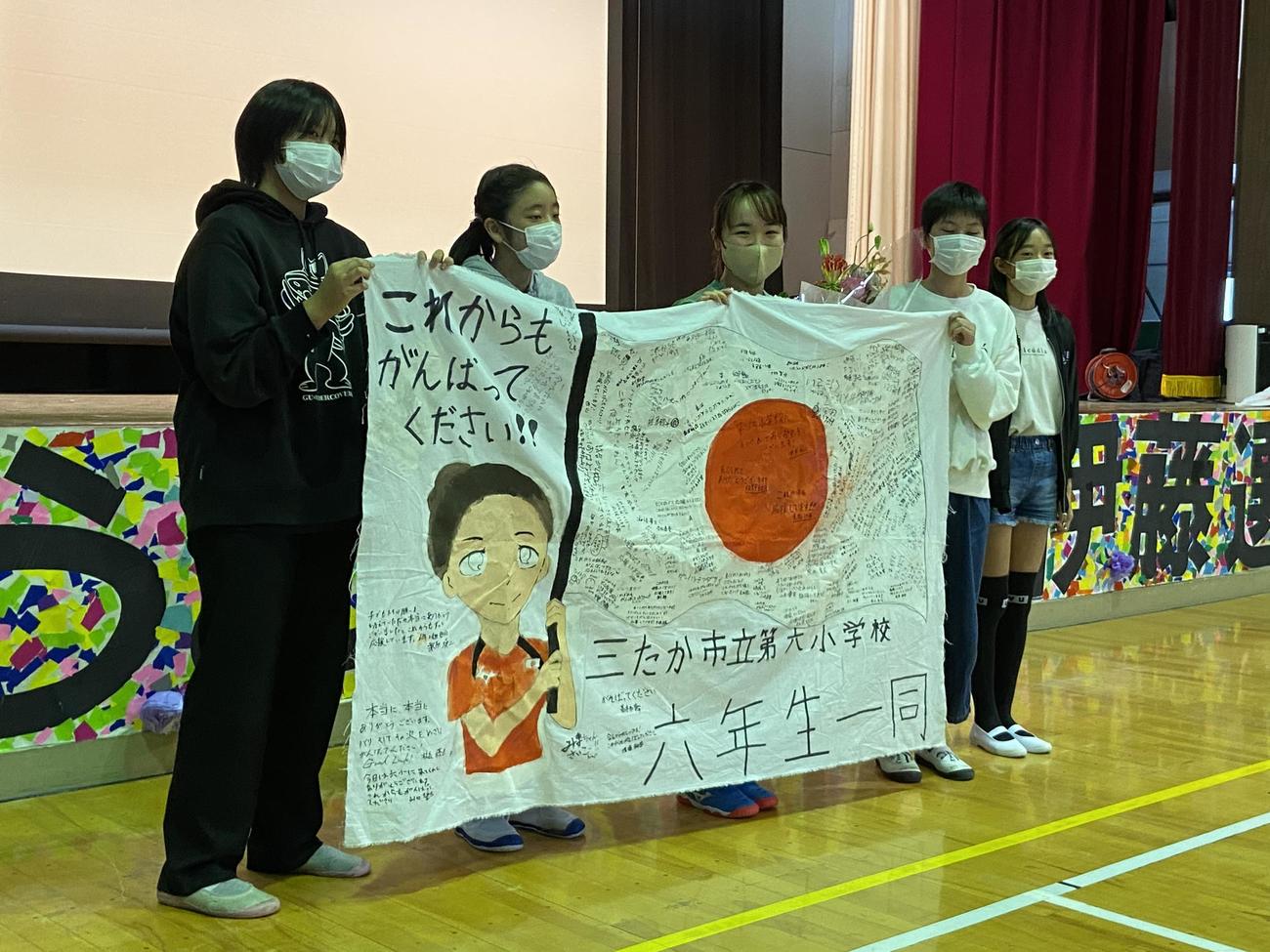 東京・三鷹第六小学校の6年生から旗を受け取った伊藤美誠（中央）（撮影・松本航）