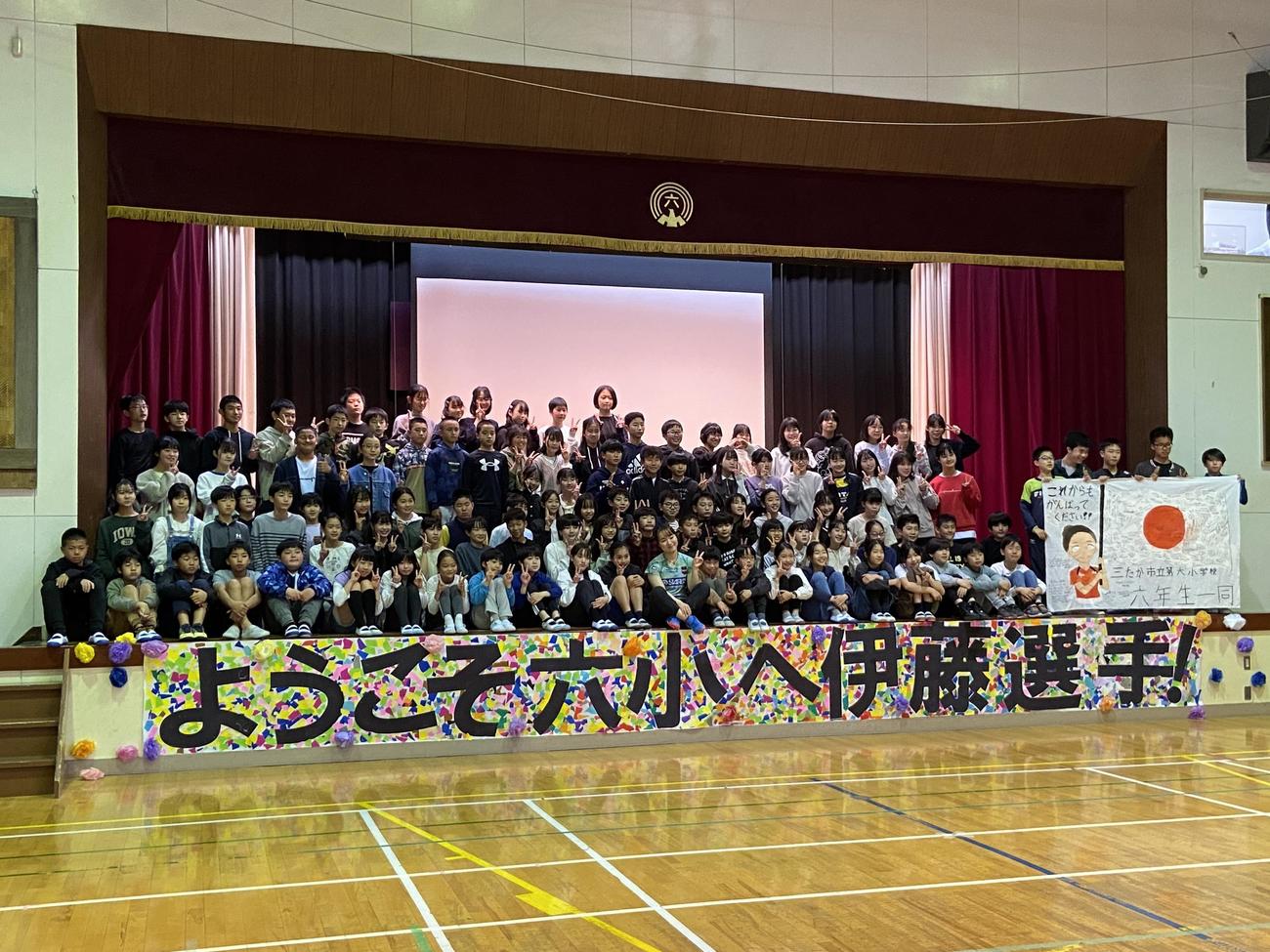 東京・三鷹第六小学校の6年生と記念写真に納まる伊藤美誠（前列中央）（撮影・松本航）