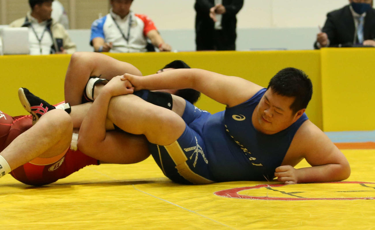 125キロ級3回戦　アンクルホールドで回される八海・宮崎