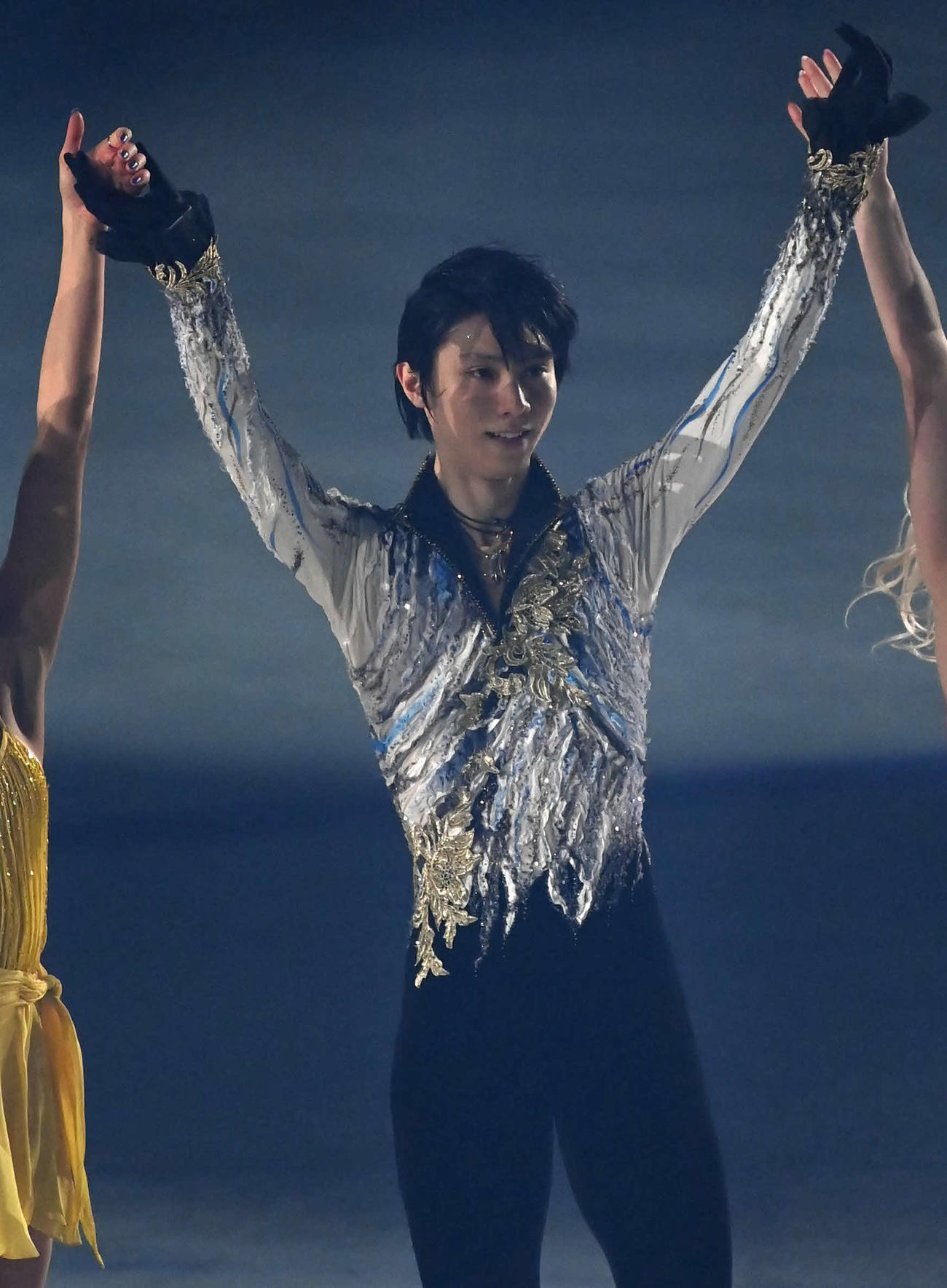 観客にあいさつをする羽生結弦（撮影・石井愛子
