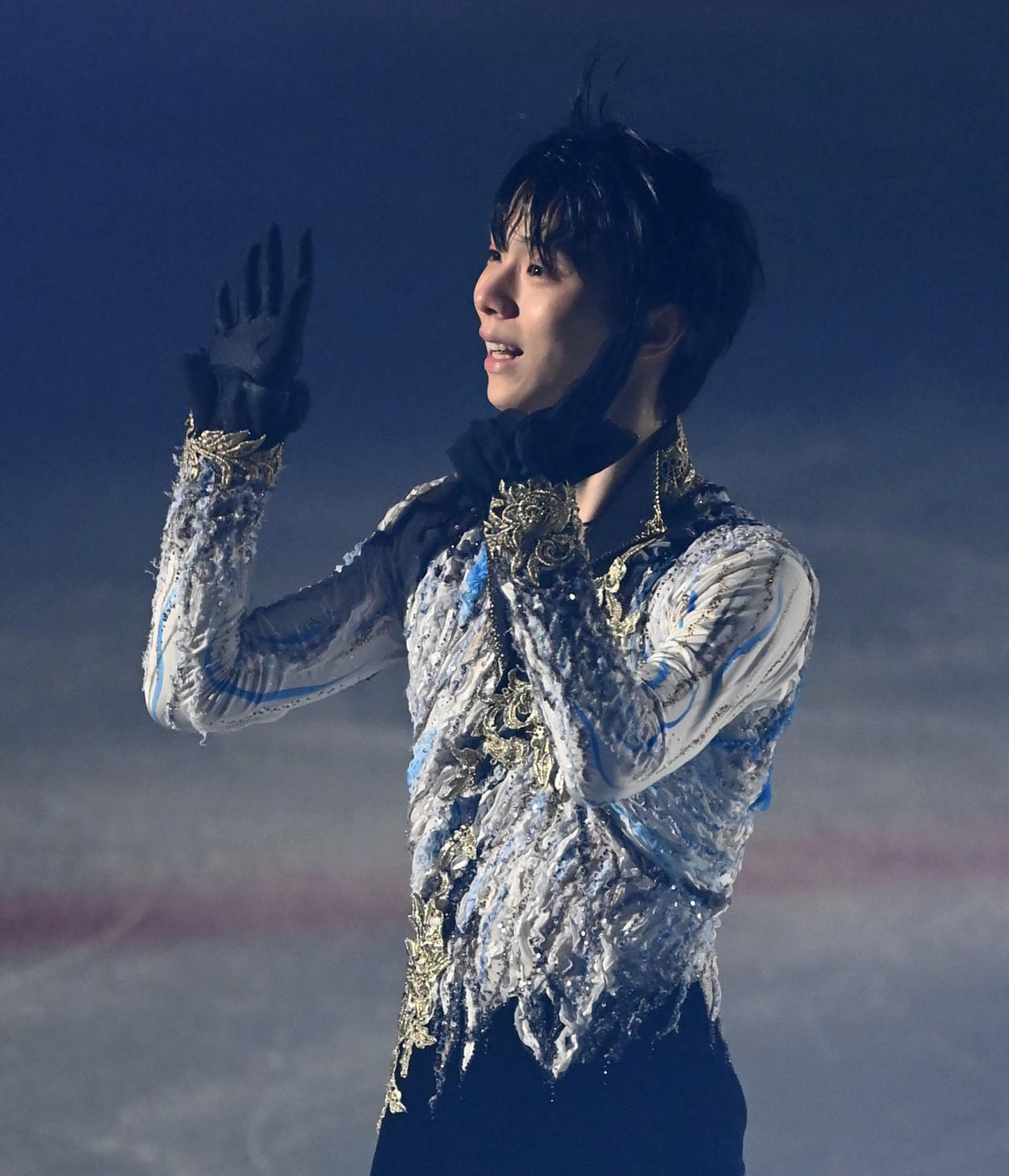 観客に手を振る羽生結弦さん（撮影・石井愛子
