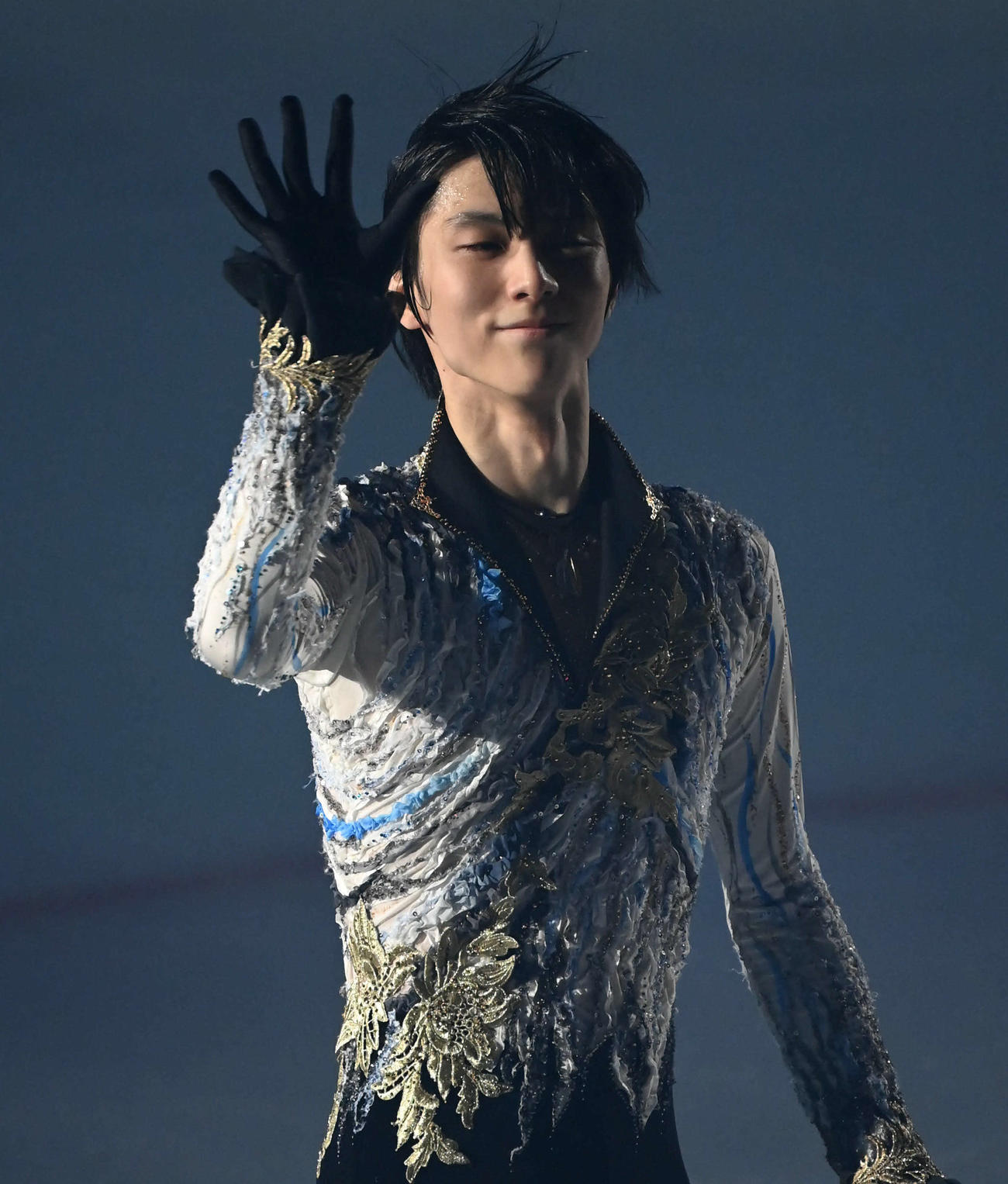 観客に手を振る羽生結弦さん（撮影・石井愛子