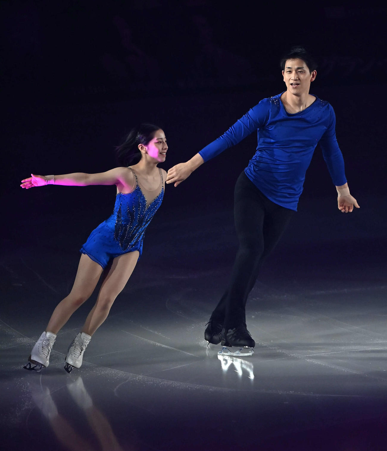 観客を魅了する三浦璃来（左）、木原龍一（撮影・石井愛子）