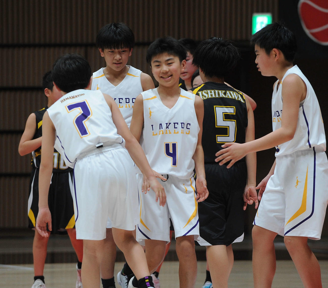 試合に勝ちきって喜ぶ浜松南レイカーズの川田（手前中央）ら