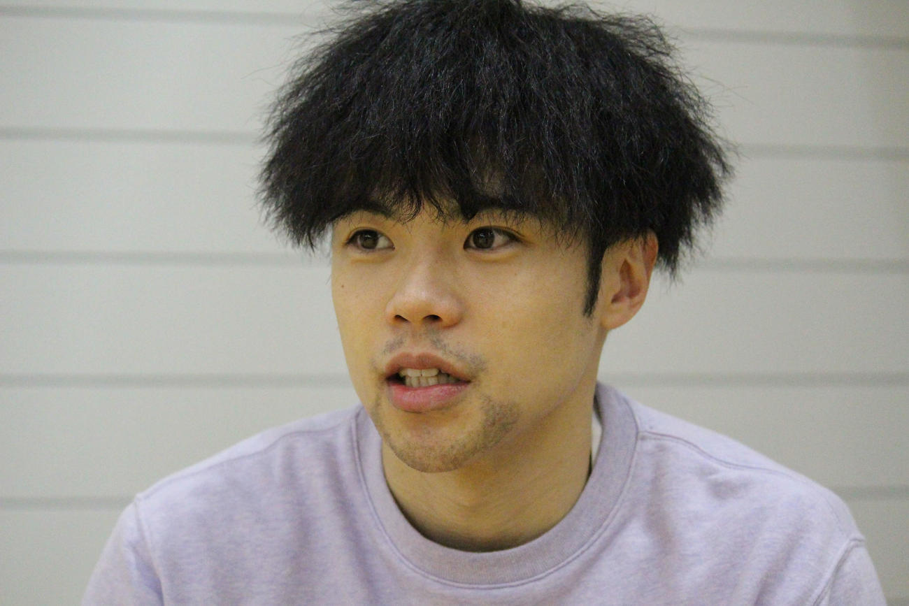 インタビューに答える宇都宮笠井康平