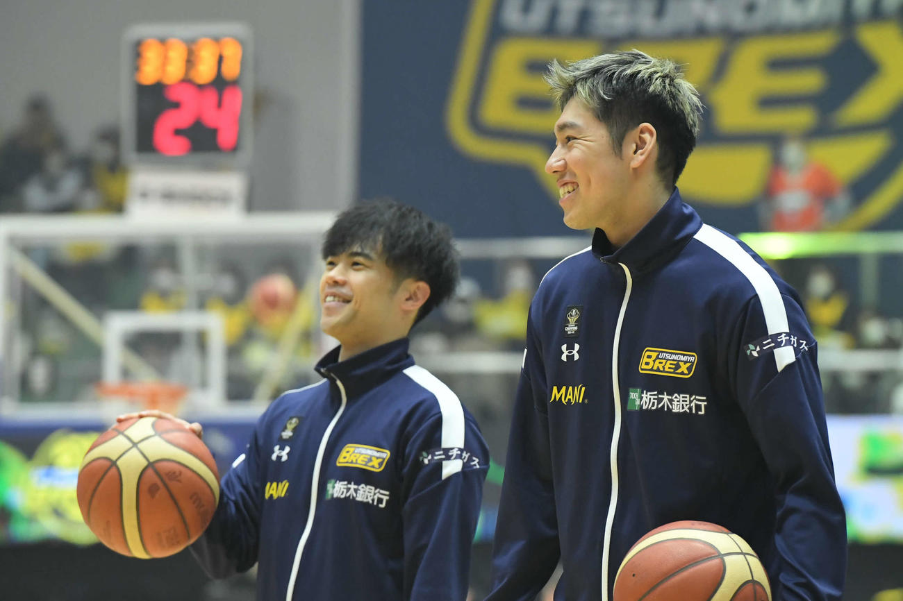 5歳下の荒谷と談笑する宇都宮笠井