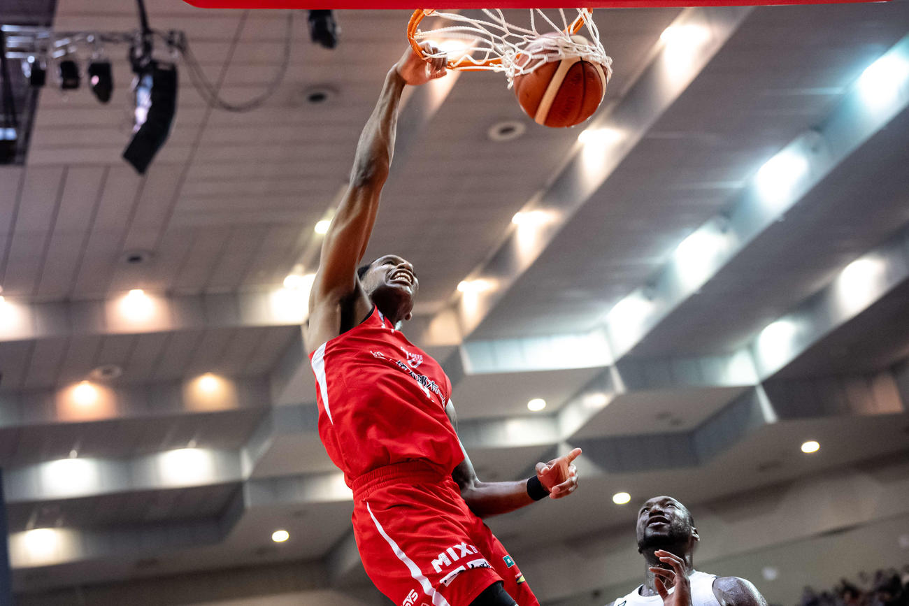 ダンクシュートを決める千葉Jヴィック・ロー（C）Bリーグ