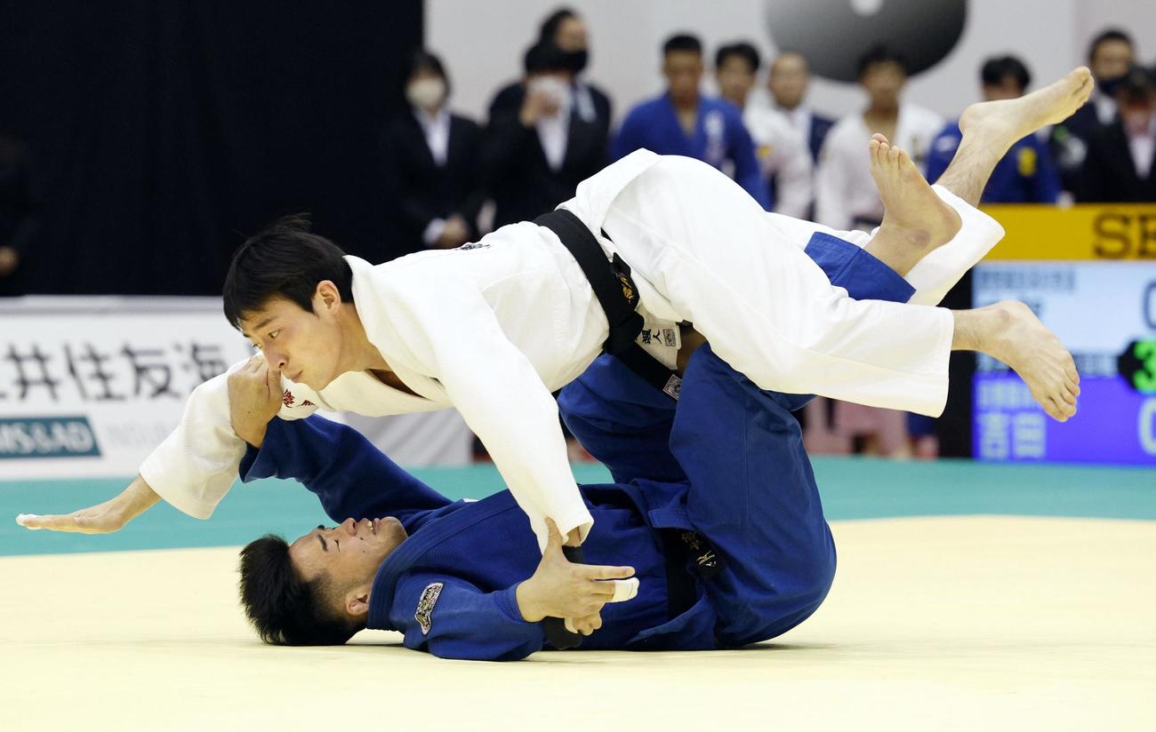 男子73キロ級1回戦　吉田優平（下）と対戦する古賀颯人（共同）