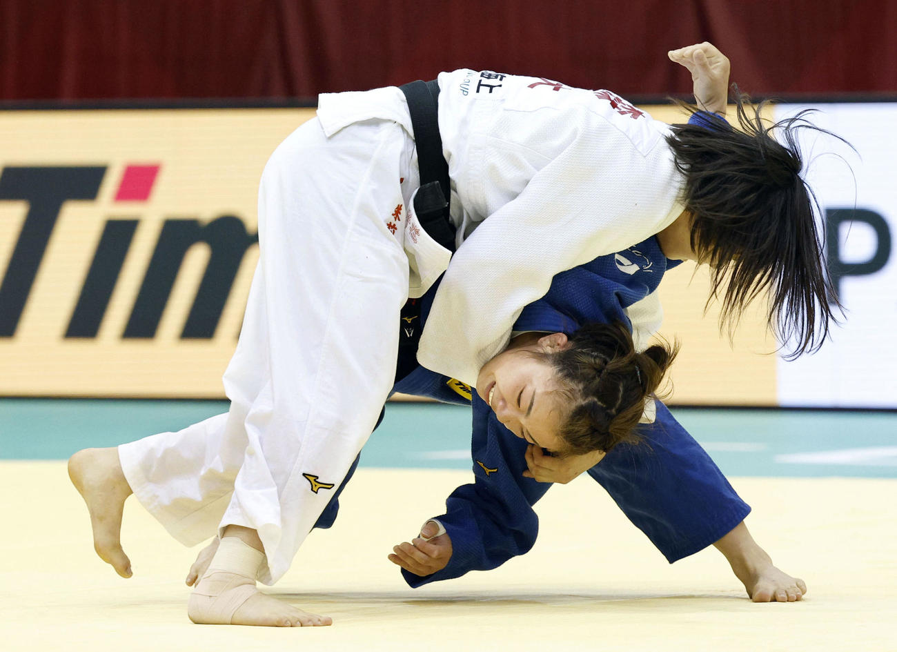 女子57キロ級1回戦　大森朱莉（上）と対戦する古賀ひより（共同）