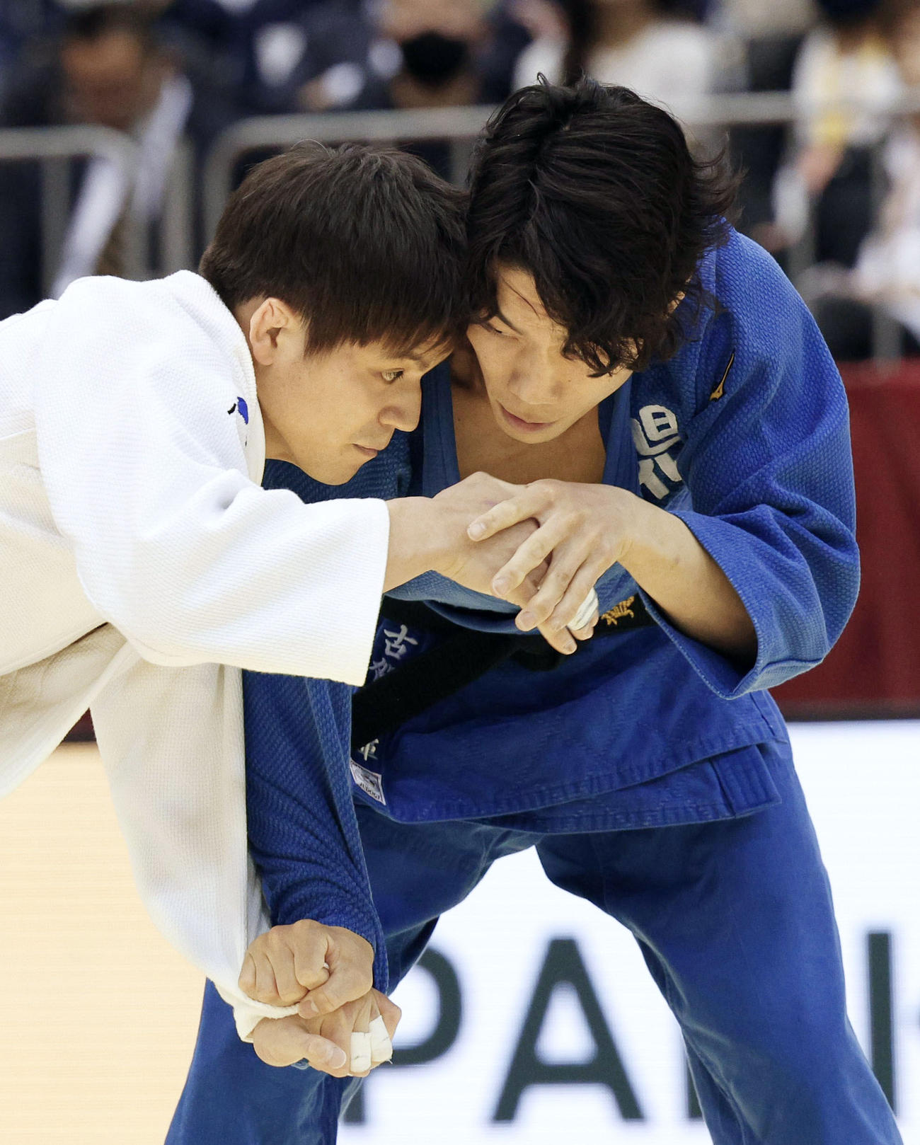 男子60キロ級準決勝　竪山将（左）と対戦する古賀玄暉（共同）