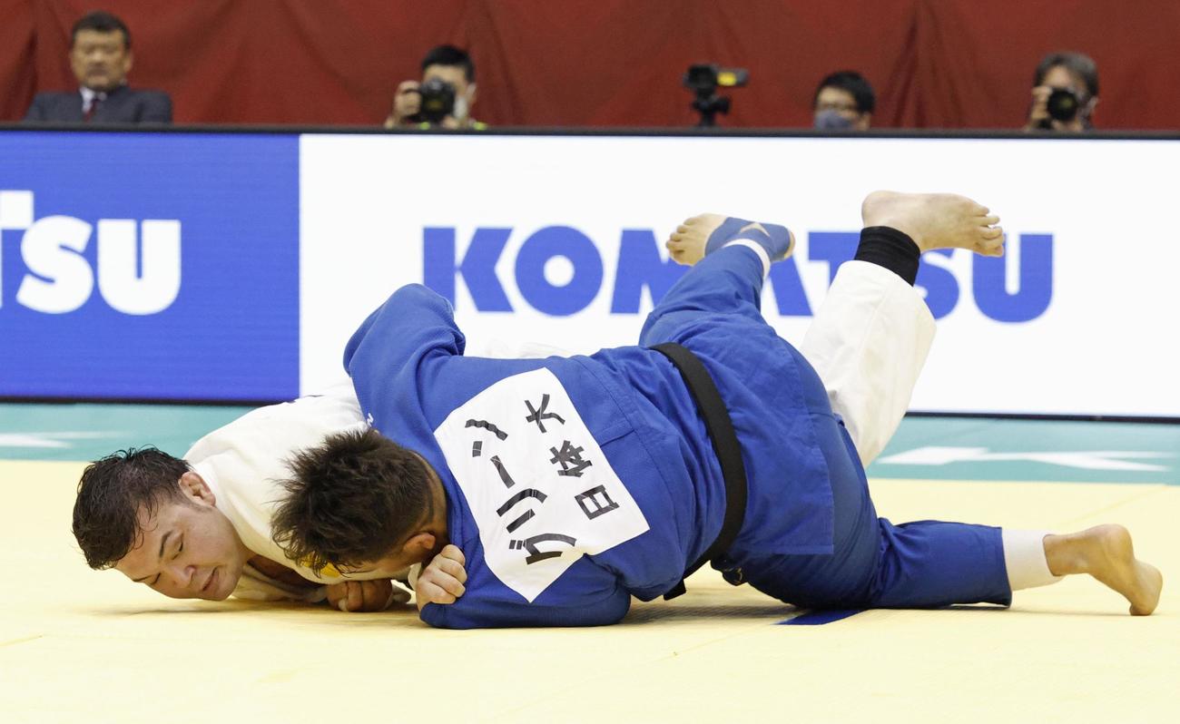 男子100キロ級決勝　延長戦で、グリーン海斗（手前）から大内刈りで技ありを奪うウルフ・アロン（共同）
