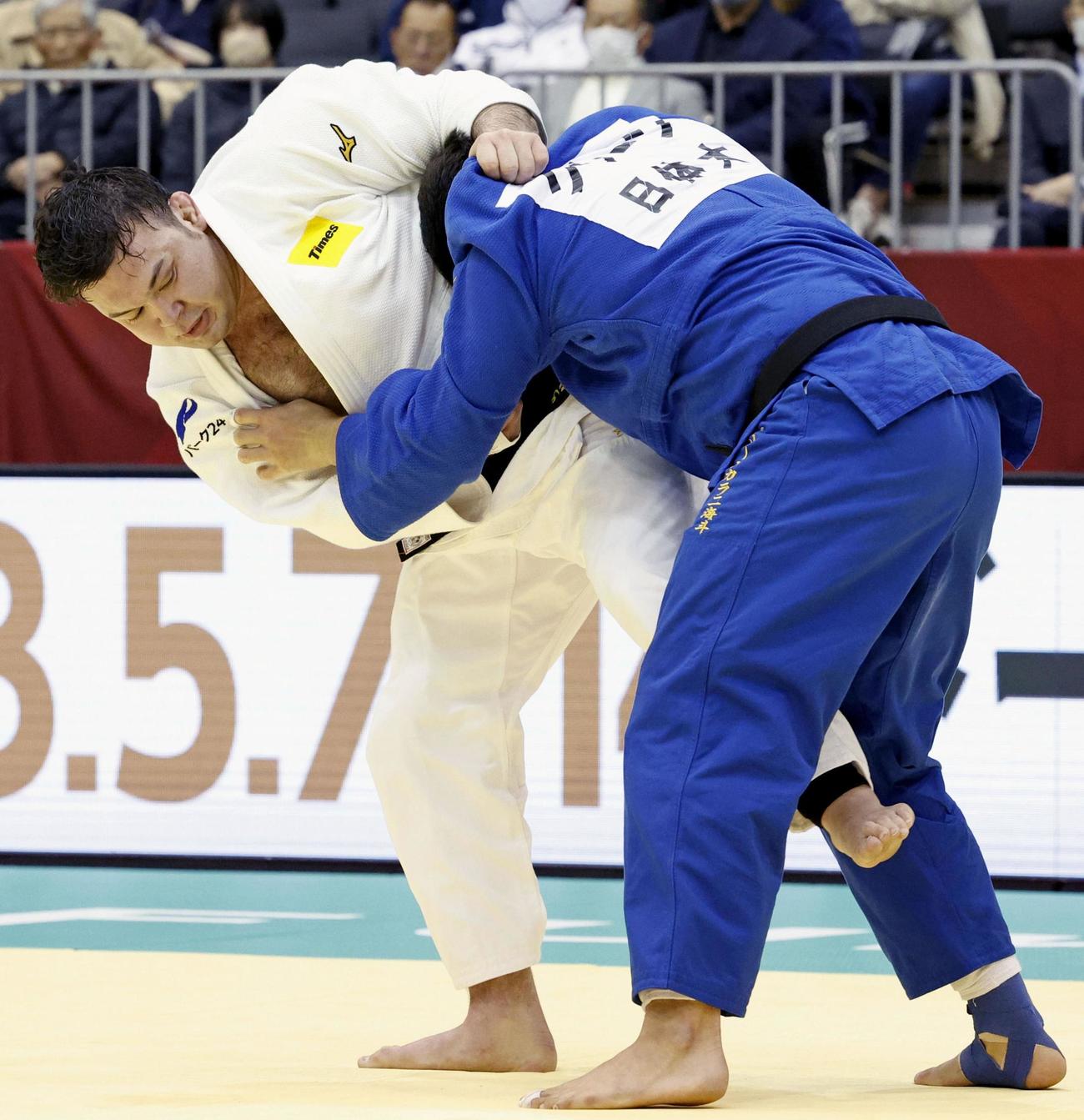 男子100キロ級決勝　グリーン海斗（右）を破り優勝したウルフ・アロン（共同）