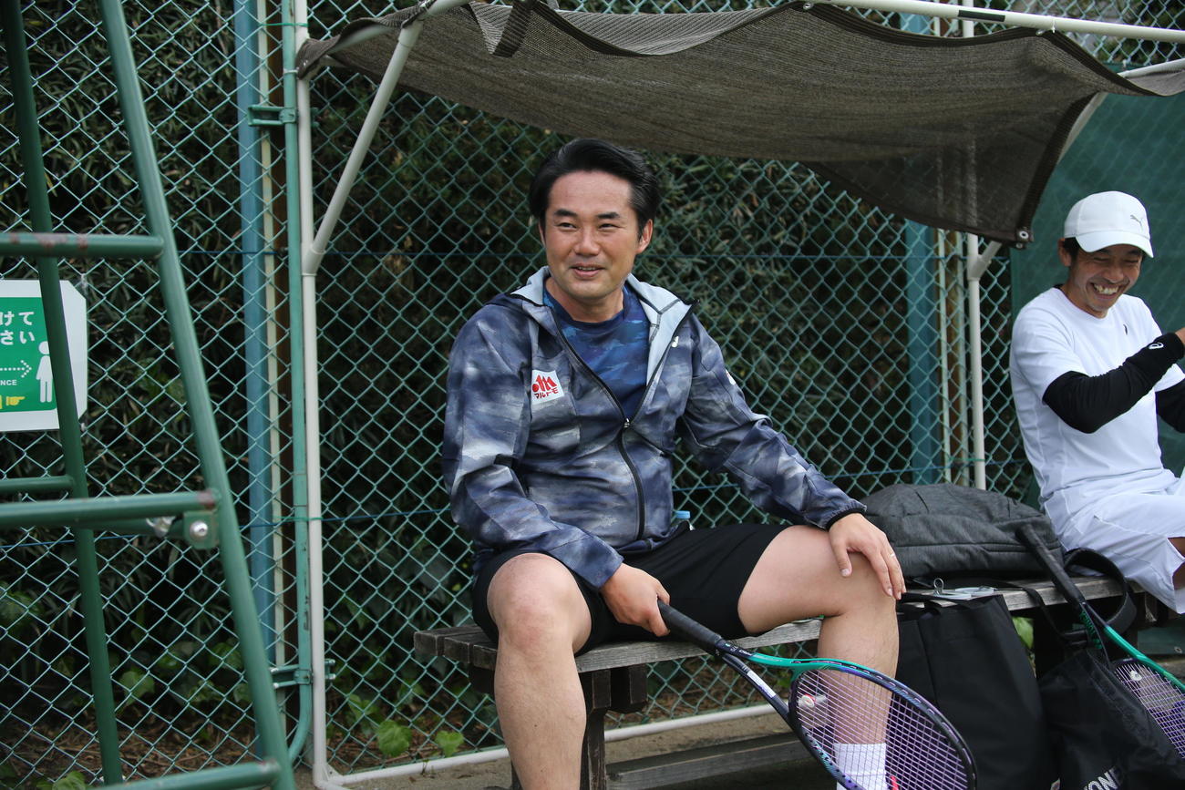杉村は休憩中に笑顔を見せる（撮影・中島洋尚）　