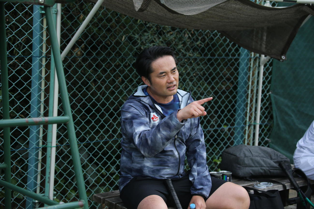 杉村は休憩中に課題を語る（撮影・中島洋尚）　