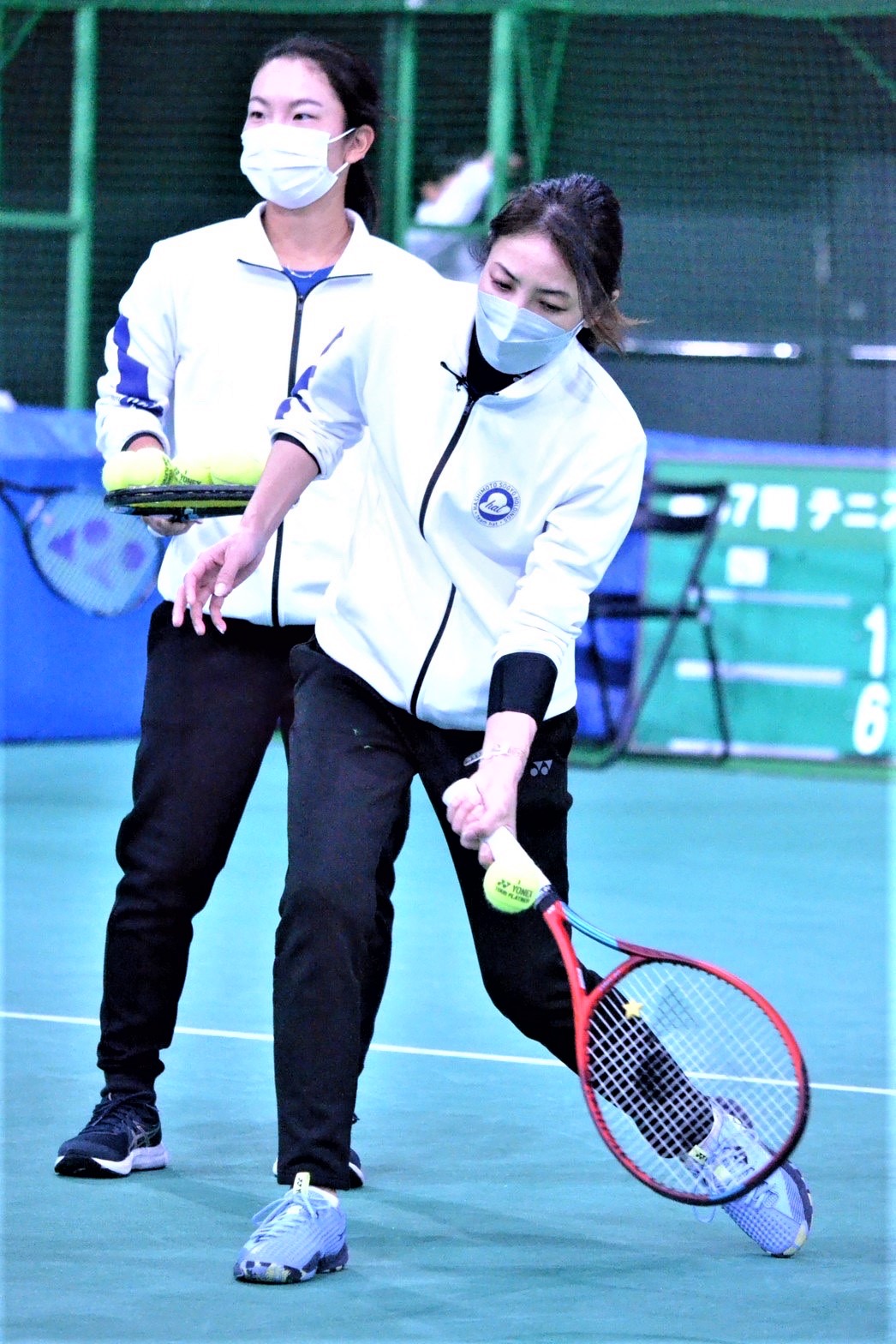小畑氏（右）は、コーチを務める橋本総業ホールディングスでトレーニングを行う（提供・Japan Women’s Tennis Top50 Club）