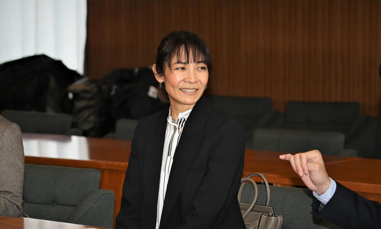 3月20日、小畑氏は札幌市役所を表敬訪問して笑顔を見せる（撮影・中島洋尚）