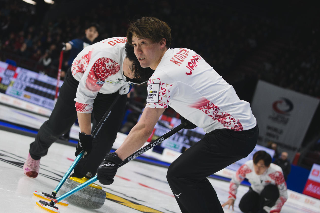 世界選手権1次リーグに出場し、懸命にスイープするカーリング男子日本代表の小泉（手前）と山本（奥）（C）WCF／Celine Stucki