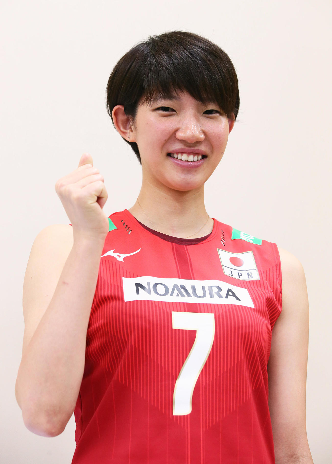 19年4月24日、笑顔でガッツポーズする石井優希