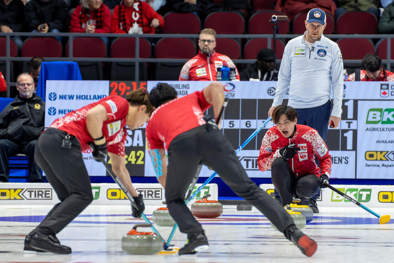 世界選手権1次リーグ米国戦で懸命にラインコールするカーリング男子日本代表の柳沢（奥）（C）WCF／Steve Seixeiro