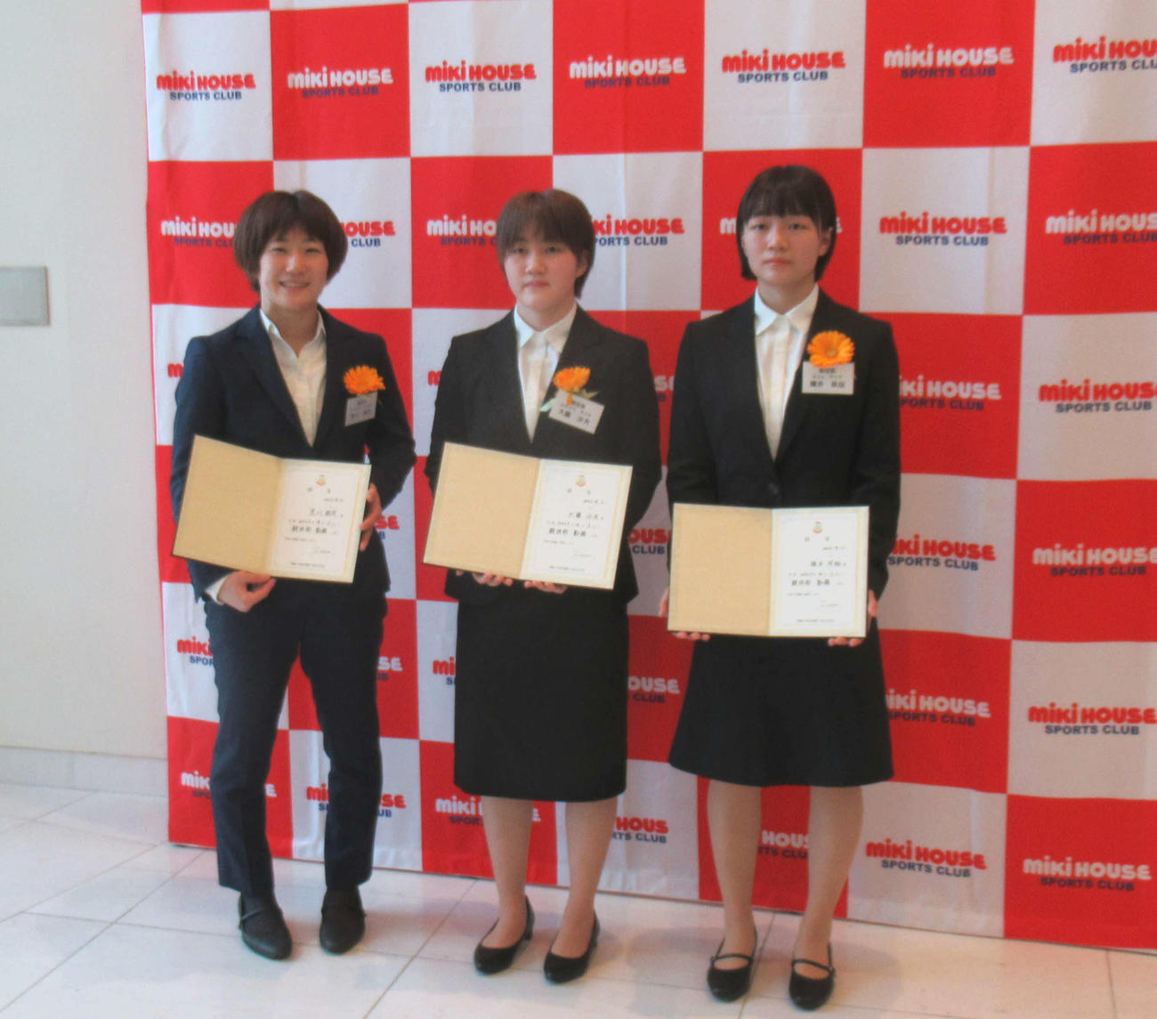 ミキハウスの入社式に出席した、左から柔道女子の荒川朋花、卓球女子の大藤沙月、横井咲桜（撮影・益田一弘）