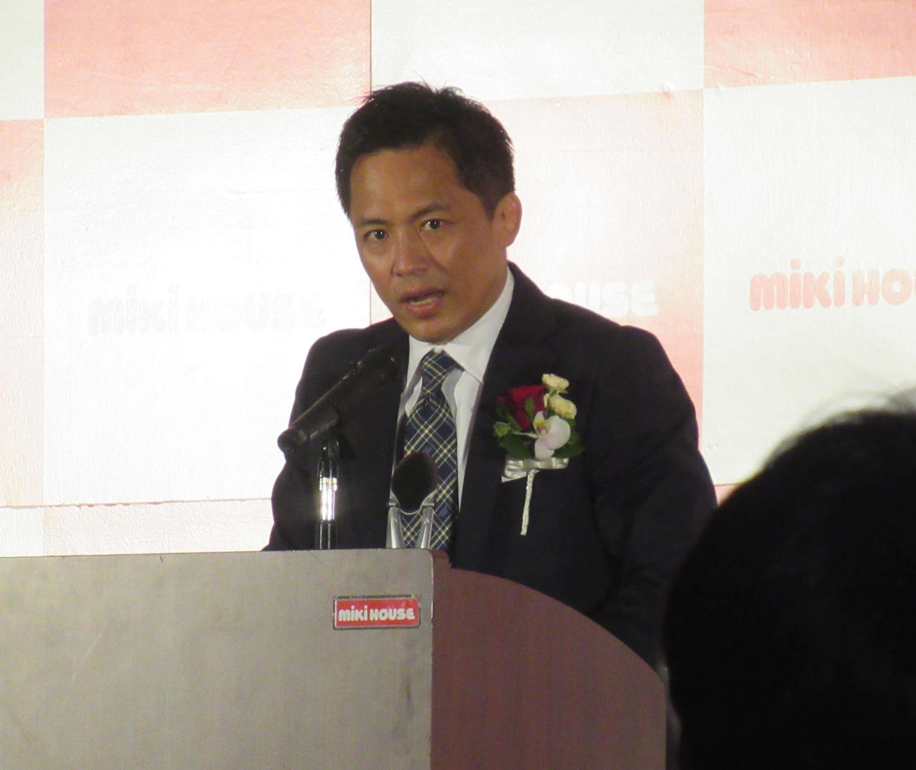 ミキハウスの入社式であいさつした柔道五輪3連覇の野村忠宏氏（撮影・益田一弘）