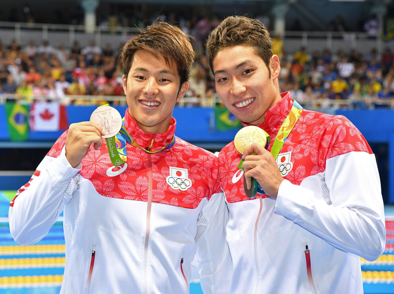 16年8月、リオデジャネイロ五輪・・競泳男子400メートル個人メドレーで金メダルに輝く萩野（右）と3位の瀬戸