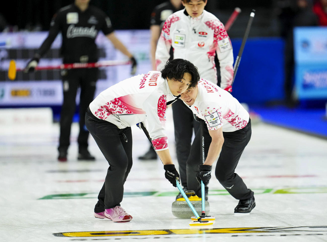 カナダ戦でスイープするSC軽井沢クの山本（手前左）と小泉。後ろは柳沢（カナダ通信提供・AP＝共同）