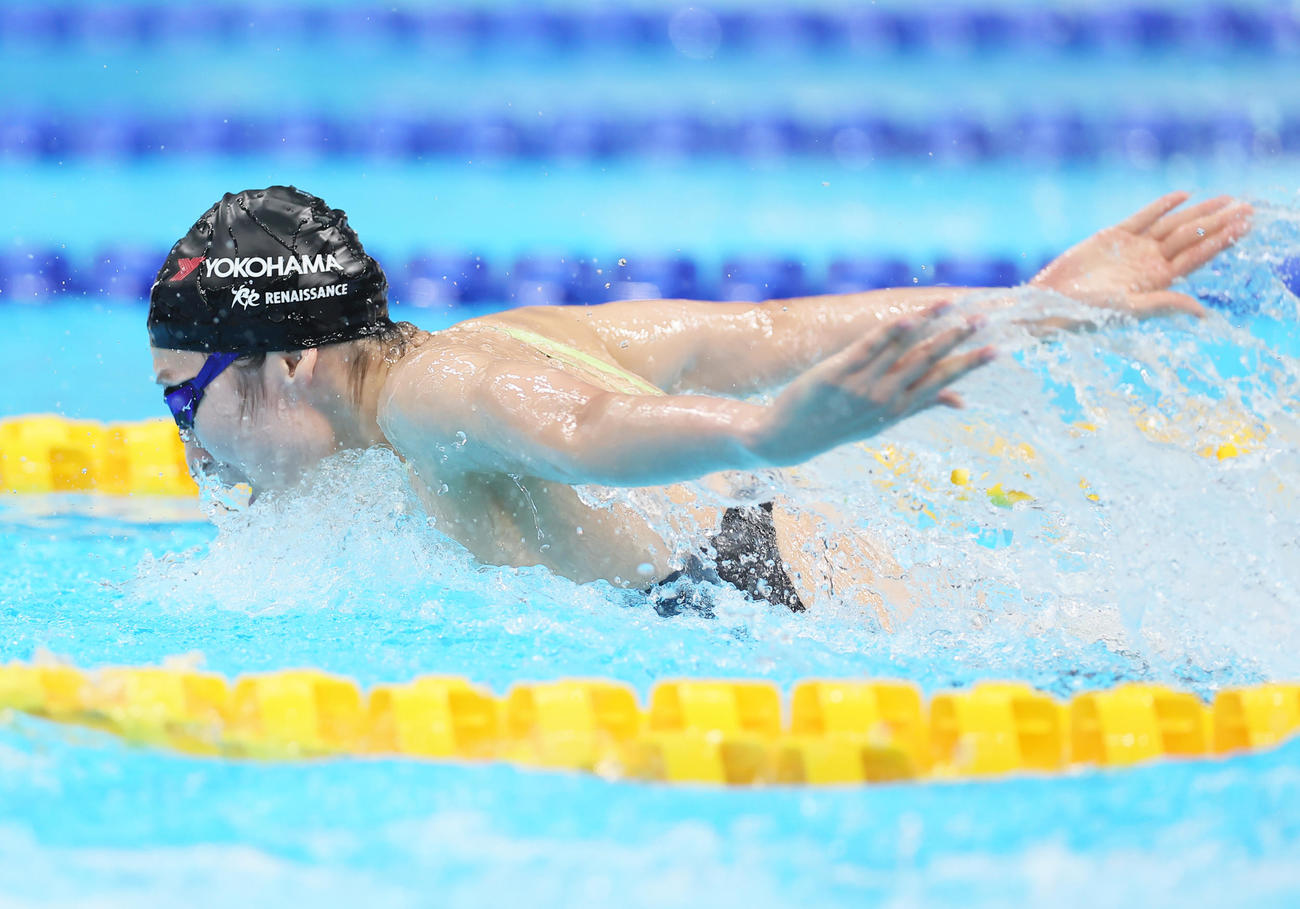 女子100メートルバタフライ予選で全体4位の池江（中央）（撮影・足立雅史）