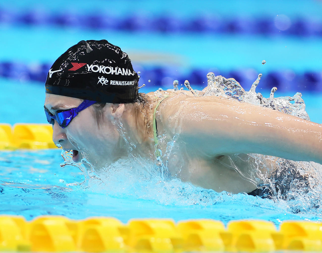 女子100メートルバタフライ予選で全体4位の池江（中央）（撮影・足立雅史）