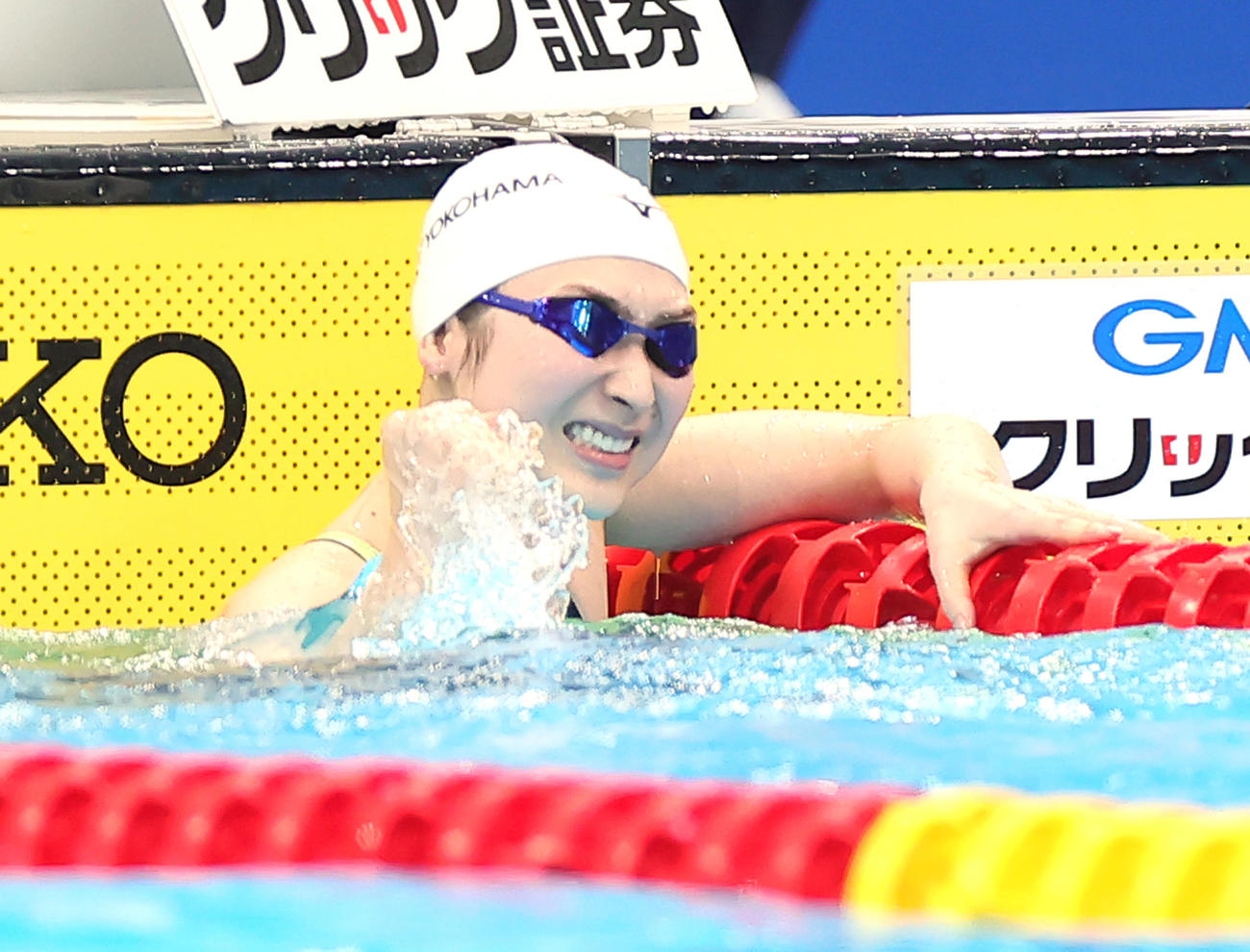 女子100メートルバタフライ決勝で優勝しガッツポーズする池江（撮影・足立雅史）