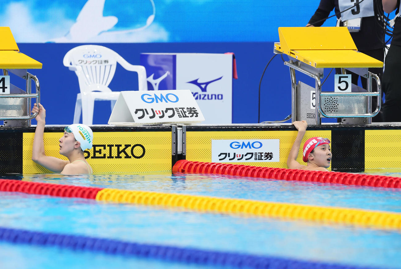 女子200メートル個人メドレ決勝で優勝した成田（右）。左は2位大橋（撮影・足立雅史）