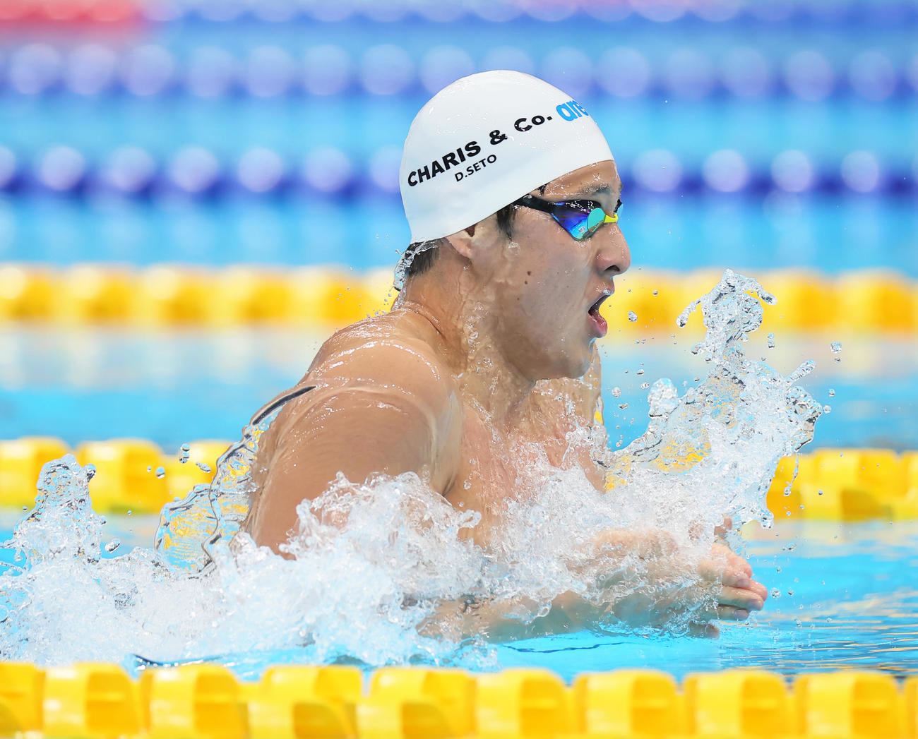 男子400メートル個人メドレー予選で全体の1位となった瀬戸の平泳ぎ（撮影・足立雅史）
