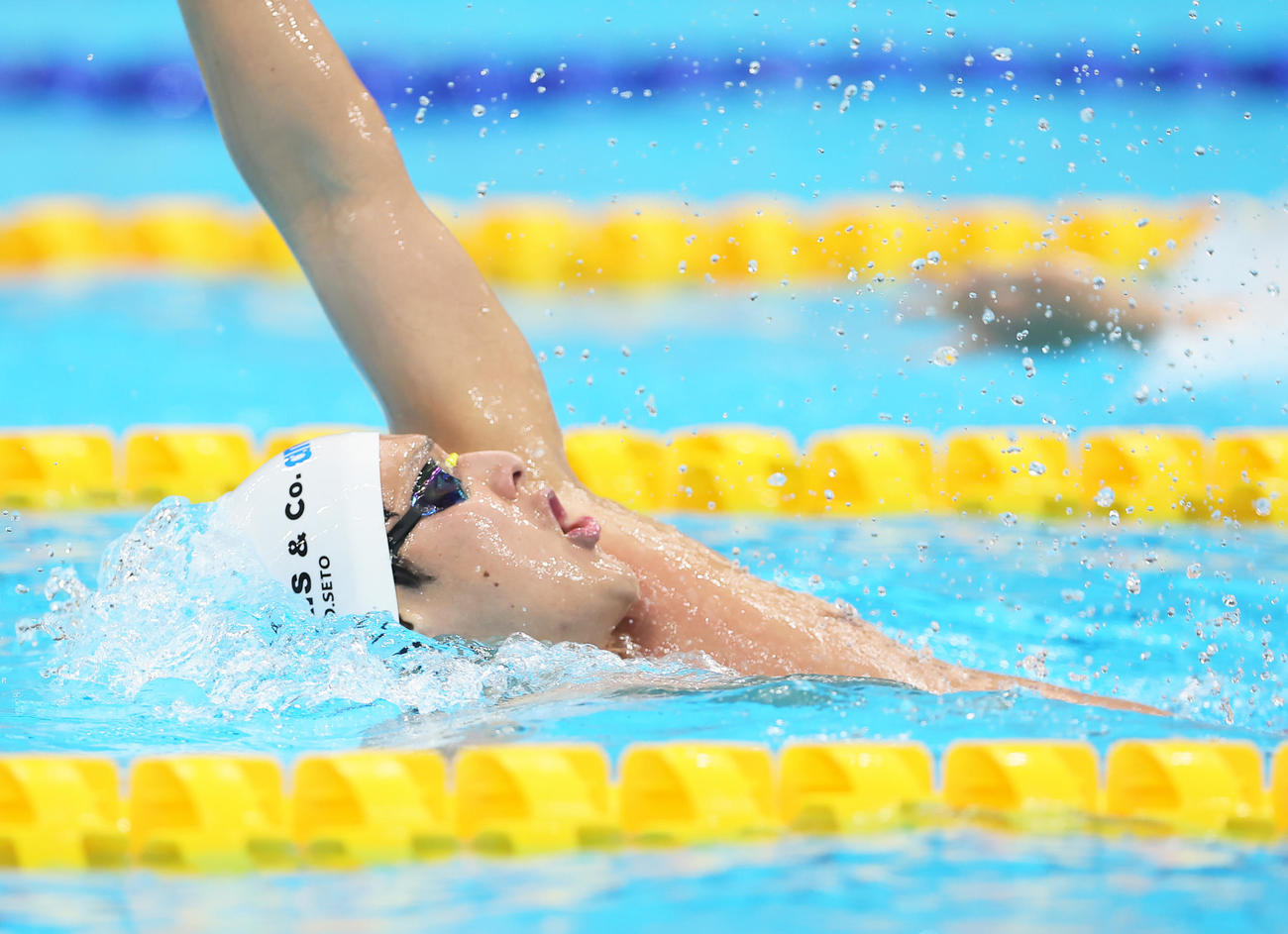 男子400メートル個人メドレー予選で全体の1位となった瀬戸の背泳ぎ（撮影・足立雅史）