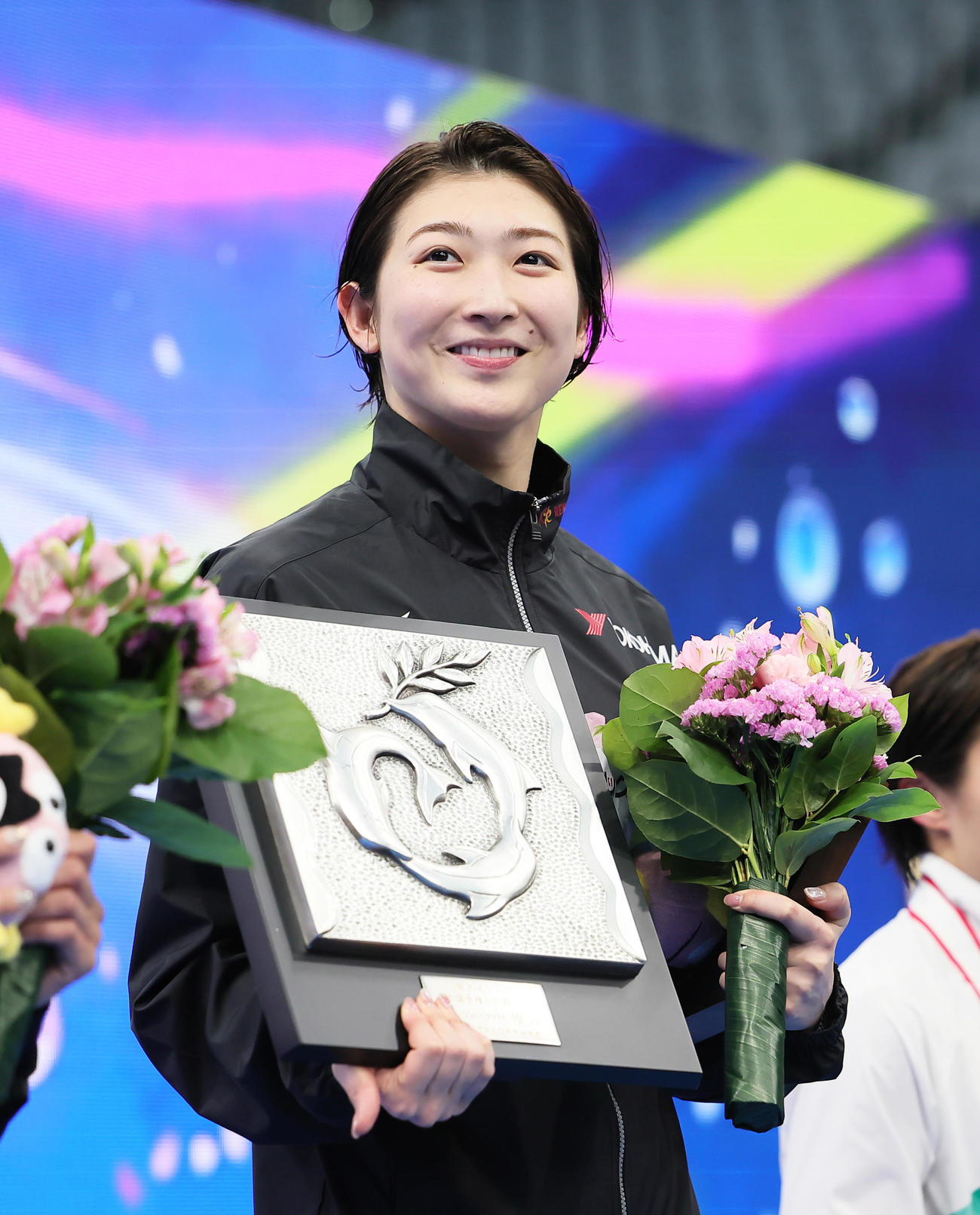 女子100メートルバタフライ決勝で優勝し笑顔を見せる池江（撮影・足立雅史）