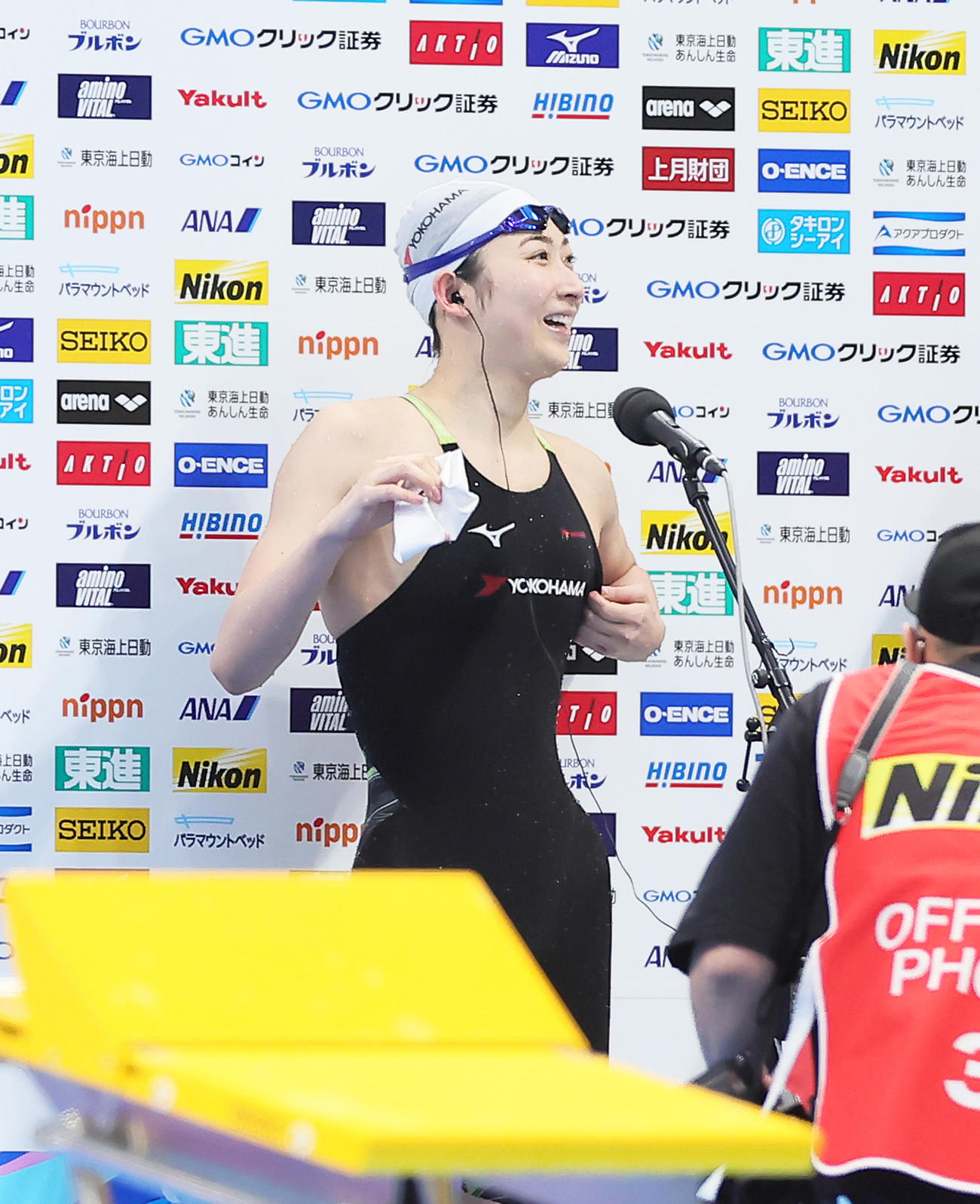 女子100メートルバタフライ決勝で優勝し笑顔でインタビューを受ける池江（撮影・足立雅史）