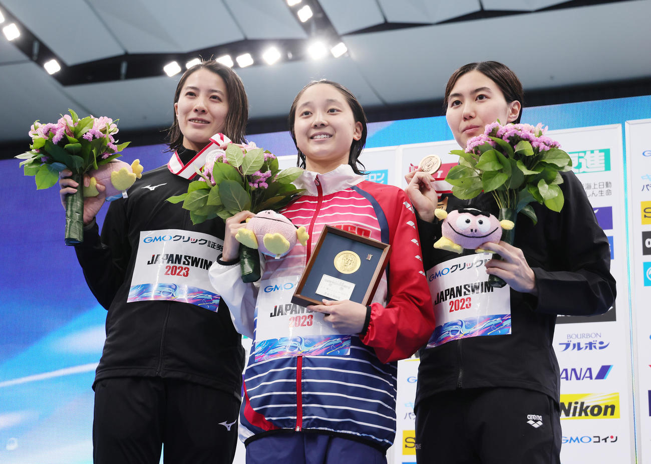 女子200メートル個人メドレー決勝の表彰台で笑顔を見せる優勝の成田（中央）。左は2位大橋、右は3位松本（撮影・足立雅史）