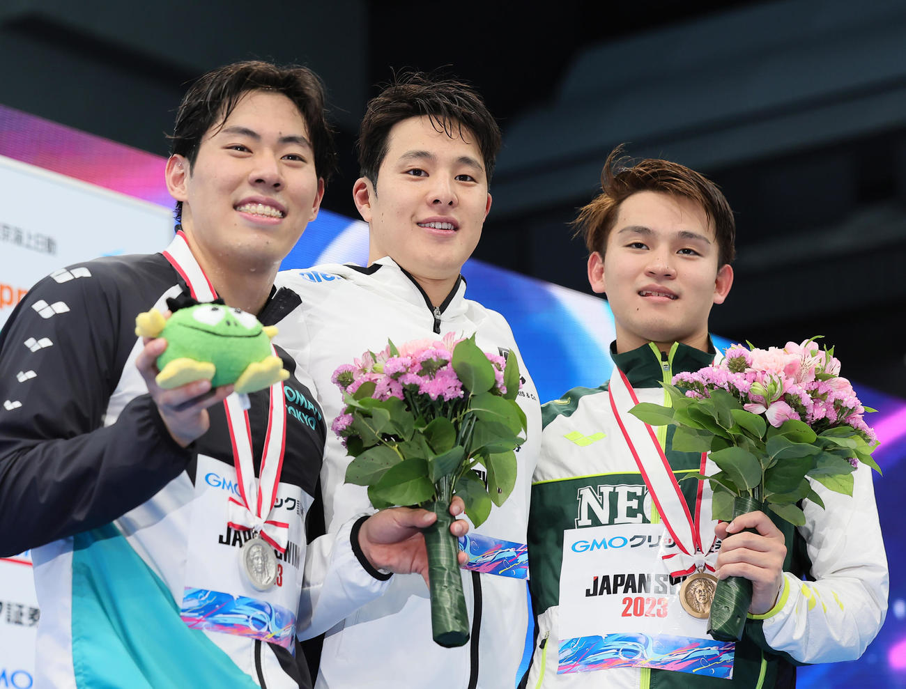 男子400メートル個人メドレー決勝の表彰台で笑顔を見せる優勝の瀬戸（中央）。左は2位本多、右は3位田渕（撮影・足立雅史）