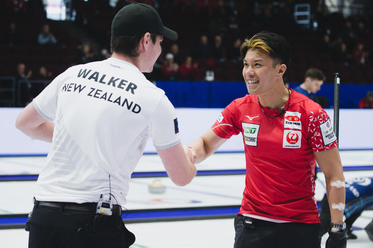 世界選手権1次リーグニュージーランド戦で握手を交わすカーリング男子日本代表の山口（C）WCF／Celine Stucki