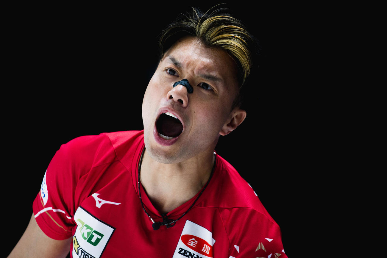世界選手権1次リーグで雄たけびを上げるカーリング男子日本代表の山口（C）WCF／Celine Stucki