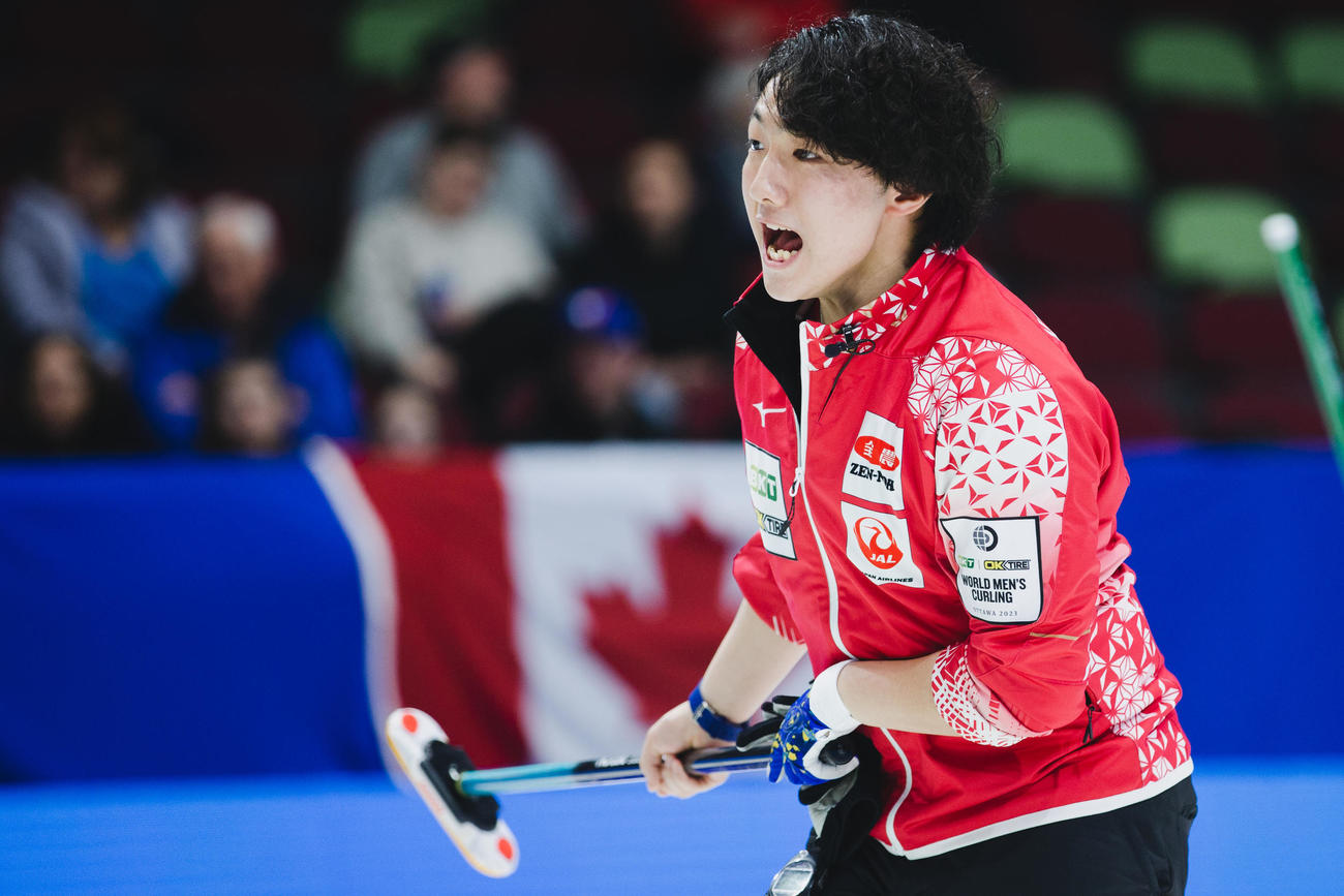 世界選手権1次リーグスウェーデン戦で真剣な表情を見せるカーリング男子日本代表の山本（C）WCF／Celine Stucki