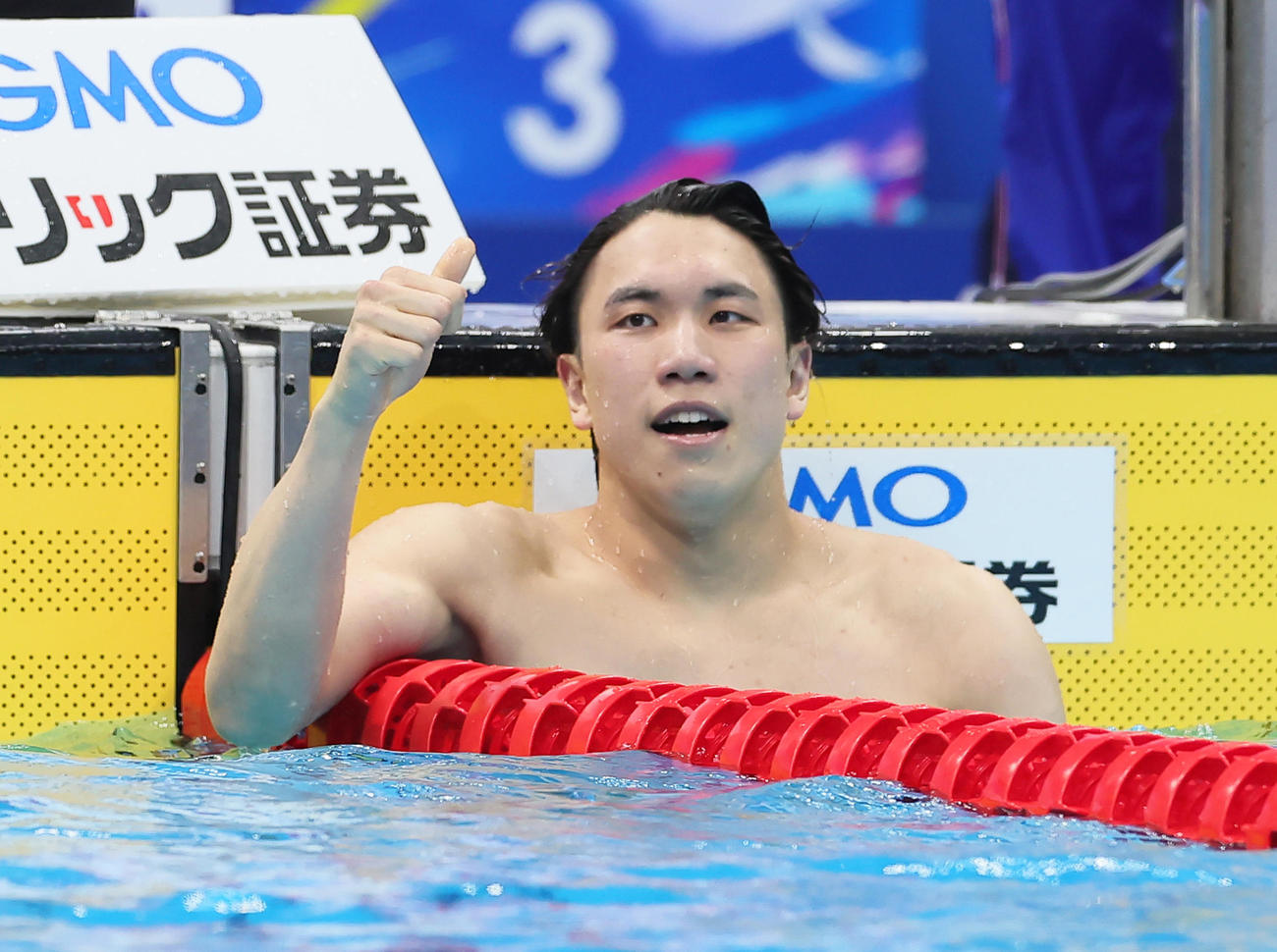 男子200メートル自由形決勝で優勝した松元はスタンドの声援に応える（撮影・足立雅史）