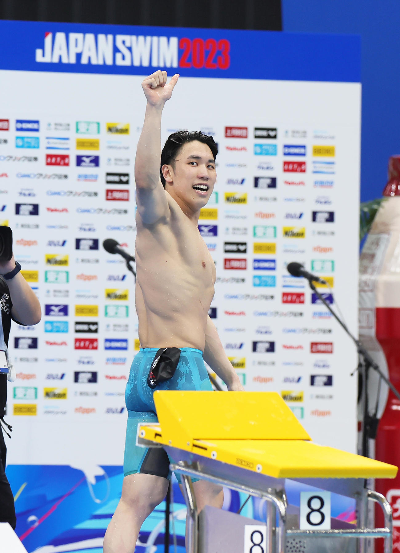 男子200メートル自由形で優勝した松元はスタンドの声援に応える（撮影・足立雅史）