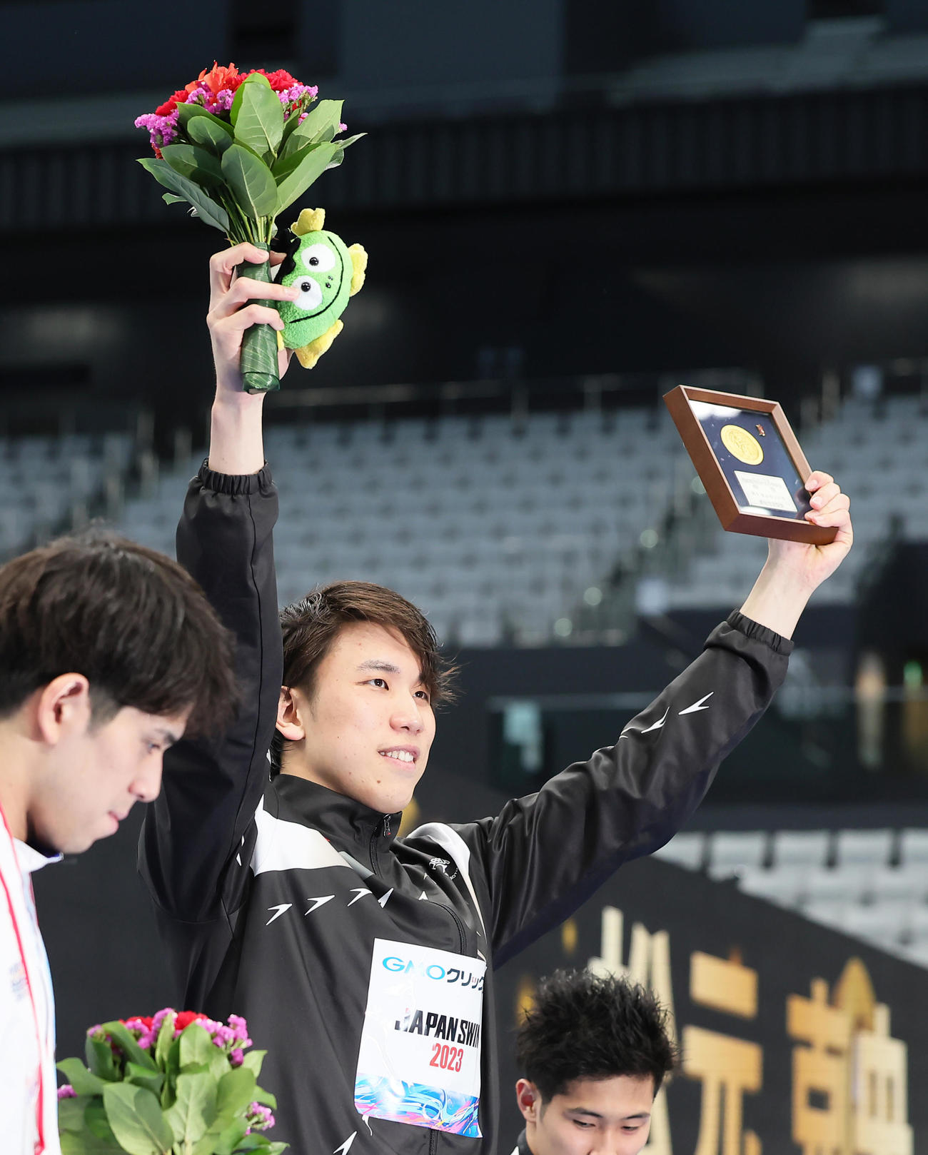 男子200メートル自由形決勝で優勝した松元はスタンドの声援に応える（撮影・足立雅史）