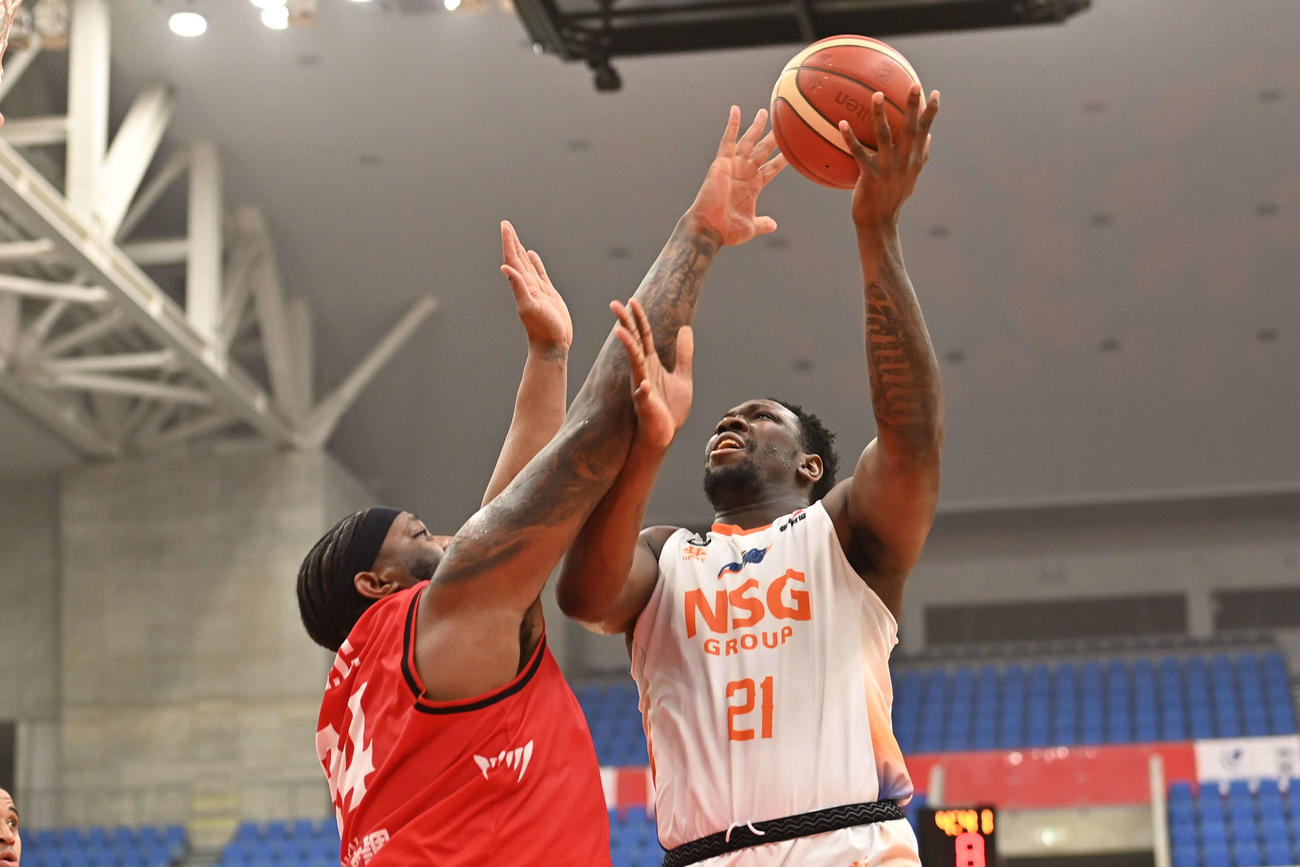 第2Q、シュートをする新潟のコーバーン（C）B.LEAGUE