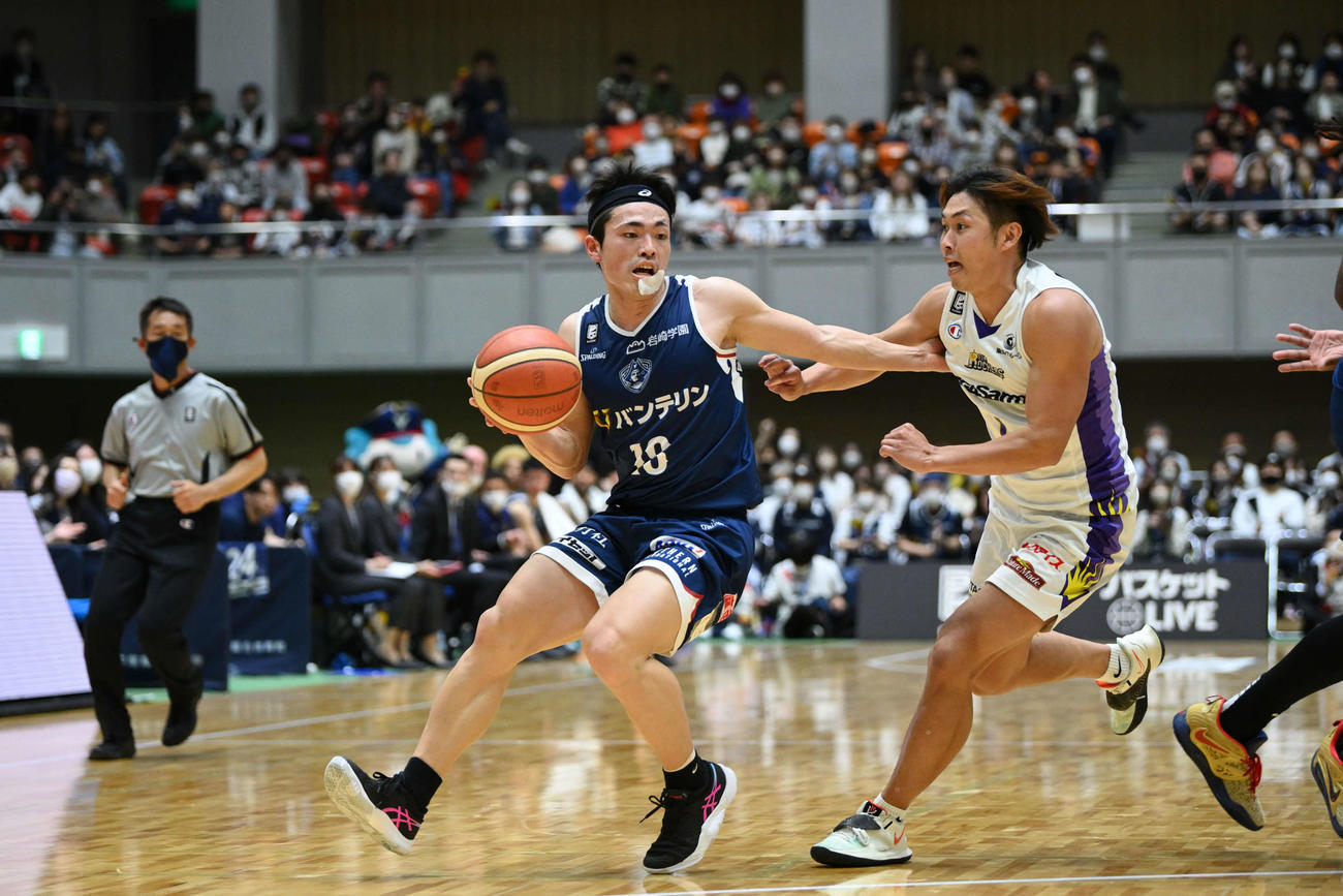 ドリブルする横浜の森井（左）（C）Bリーグ