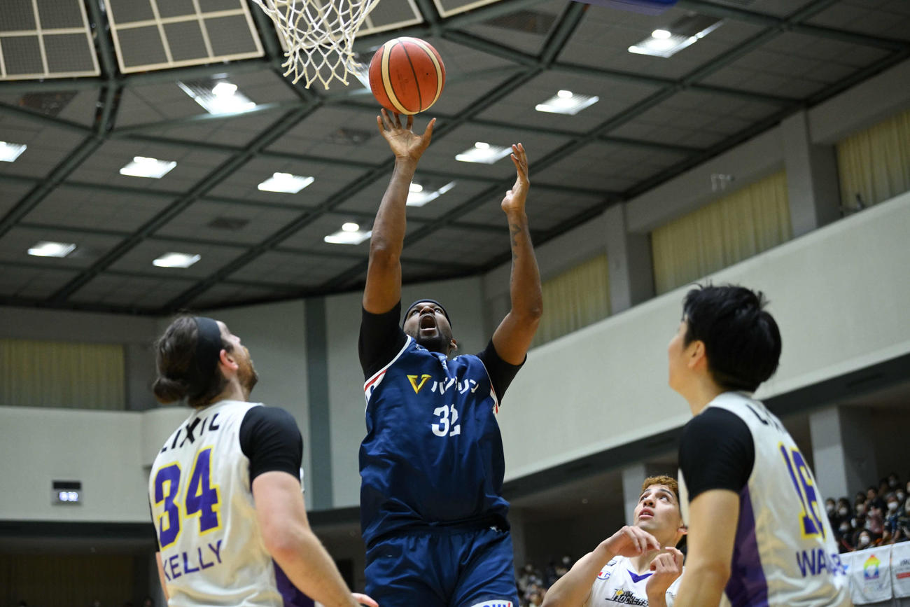 シュートを決める横浜のモリス（C）Bリーグ