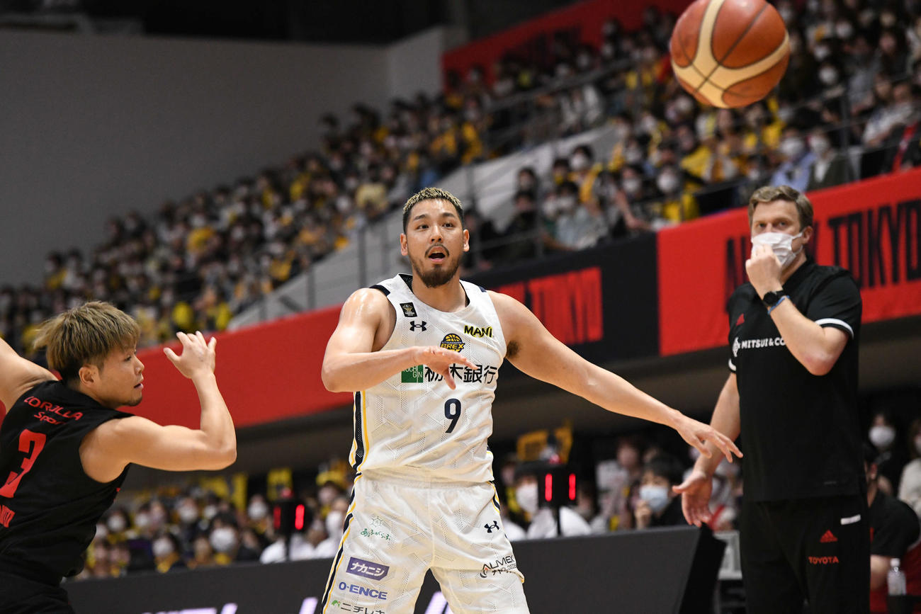 A東京対宇都宮　パスを出す宇都宮の遠藤（コピーライトBLEAGUE）