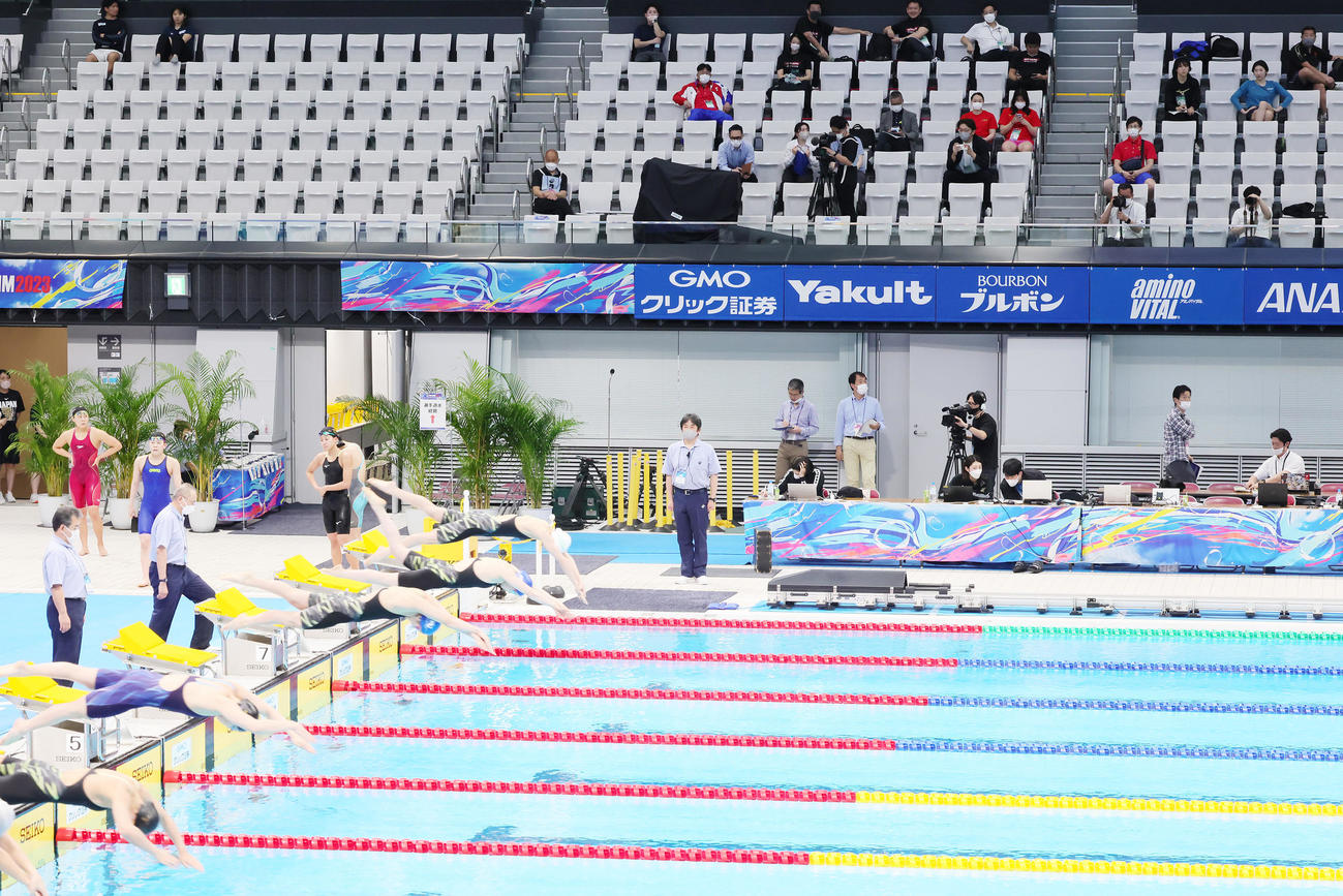 女子200メートル自由形予選を棄権し、自身の出場予定だったレースをスタンドから見つめる池江（最後方右から2人目）（撮影・足立雅史）