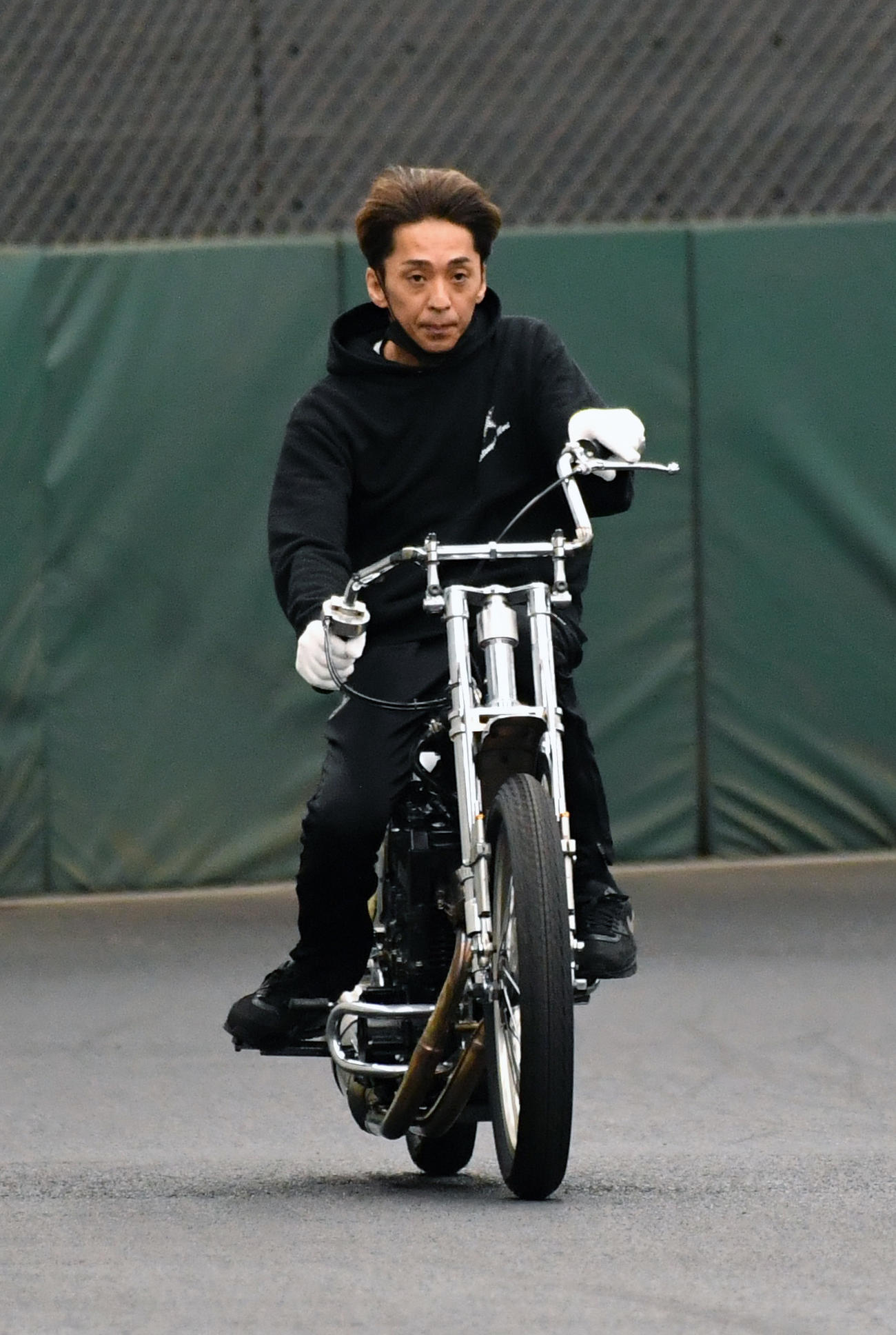 エンジンをチェックしながら練習走行する森且行（撮影・柴田隆二）